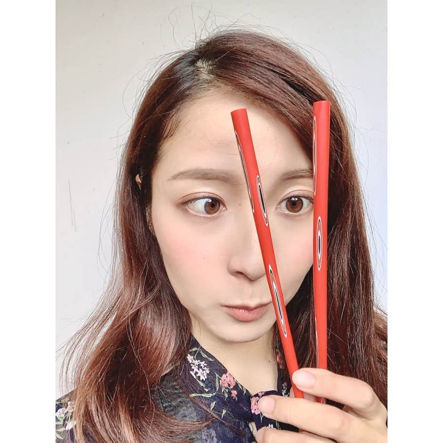 山下耀子さんのインスタグラム写真 - (山下耀子Instagram)「香川漆器  実家帰った時にお箸作っちゃった☺️ 栗林公園でワークショップしてたので 飛び入り参加してきましたー！ . 香川は漆が有名で小学校の社会で習った記憶があるー！ . 4色を３回ずつ繰り返して塗ったものを 「削り出し」といって紙やすりで削っていく作業なんだけど 手が削った漆で真っ赤になりながらも果てしない作業 … 力入れすぎて親指と人差し指が取れたかと思いました🤤笑 . 職人さんが 「おー、綺麗にでっきょるの」と 褒めてくれたから頑張れた！！！ でもその分喜びもひとしお！ . 伝統工芸ってなかなか触れる機会ないけど、素晴らしいものだし途絶えて欲しくないので一人でも多く知ってもらえたら嬉しい！ . #栗林公園 #香川漆器 #漆 #お箸 #🥢 #削り出し #削り出し体験 #体験 #伝統工芸 #traditionalcraft #chopsticks」10月20日 19時43分 - twinkleyesy