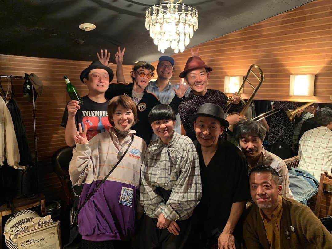 EGO-WRAPPIN'さんのインスタグラム写真 - (EGO-WRAPPIN'Instagram)「YOSSY LITTLE NOISE WEAVERさんにゲスト出演させて頂きました！ YOSSY LITTLE NOISE WEAVER  1st Album「PRECIOUS FEEL」から3曲よっちゃんが歌わせて頂きました。森ラッピンはDJとギターでも一曲参加。 みんなで長いこと音楽をやれる幸せな夜でした！ バンドもめちゃくちゃ格好良かったです！ ありがとうございました！  #egowrappin #エゴラッピン　#YOSSY LITTLE NOISE WEAVER #青山cay」10月20日 19時54分 - egowrappin_official