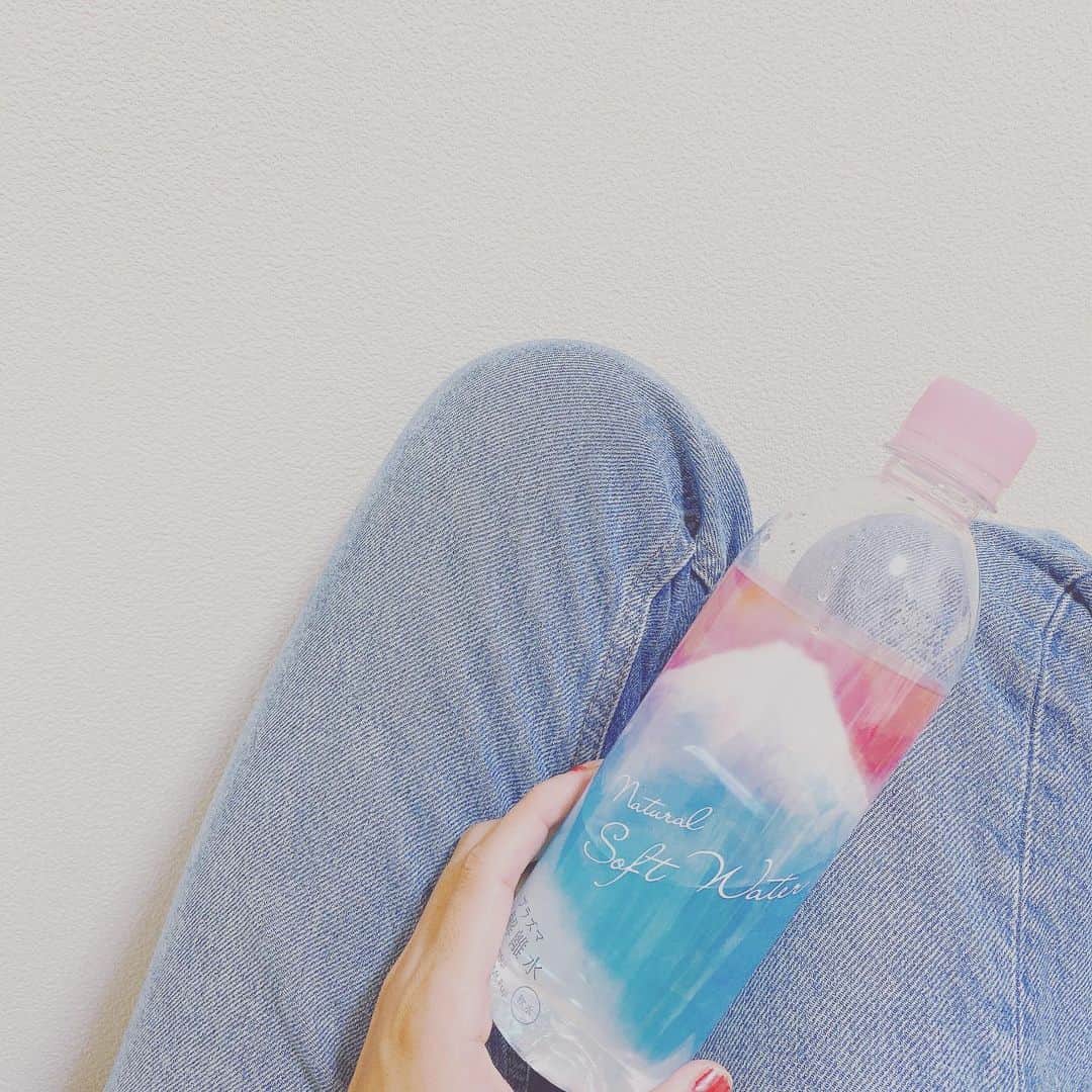 福長優のインスタグラム：「♡ 始めました、プラズマ解離水💧  特殊技術で水を水素原子レベルまで 解離をさせたお水なんだって！  エイジングケア（シワ・お肌の乾燥・たるみ）や免疫力アップにも効果的なのに 飲みやすいからビックリ！ お水って毎日飲むから 意識して飲んでるよ☺︎ #プラズマ解離水 #plasma_kairisui #細胞を潤す水#解離水#乾燥肌 #エイジングケア #ナチュラルローソン#cisca #デトックス」