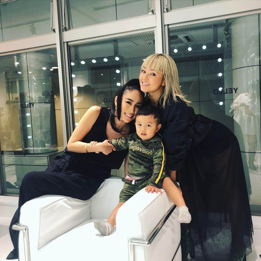 Nazukiのインスタグラム：「YELLO 原宿にグランドオープン ✨✨✨✨ あやの夢が詰まっている素敵なお店😍😍😍 可愛い靴ばかりで、迷いまくりでした😭  ほんとおめでとう㊗️㊗️㊗️ #yellowshoes #open #harajuku #heel  #星あや  #グランドオープン」