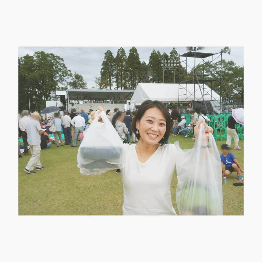 加藤沙知さんのインスタグラム写真 - (加藤沙知Instagram)「お仕事の合間に♪  国富町総合町民祭で、お買い物を満喫！！. . 袋の中は、白玉饅頭や新鮮なお野菜などなど。  野菜を選んでいる姿を激写されていました(笑)  #国富町総合町民祭 #国富町 #白玉饅頭 #国富町内に4店舗 #キャベツにアボカドに玉ねぎにパパイヤ. . 【白玉饅頭の歴史 (井上みつおさん談)】 江戸時代末期の頃。 宮永またじろう・しか夫妻が、鵜戸神宮へ新婚旅行に出かけました。 茶屋で食べた芋団子に感動した二人は、旅行から戻ると、その味を再現することにしました。 米粉を材料に作ったら、つるんと美味しい白玉饅頭ができたという始まりなんだそうです♪」10月20日 20時02分 - mrt.kato