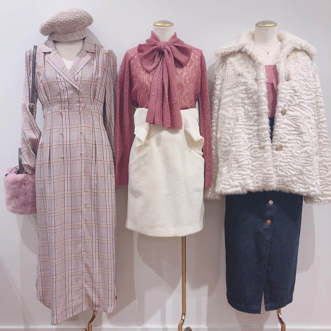 デイシーさんのインスタグラム写真 - (デイシーInstagram)「pink coordinate💕 . . ❤︎スルーモヘヤリボンタイニット ¥13,000+tax (真ん中マネキン着用) . . 明日、新作商品が入荷致します♫ お近くの店舗にてご覧下さいませ💕 . . #deicy #mecouture #deicyikebukuro #parco #2019aw #autumn #winter #fashion #shopping  #pink #knit #coat #onepiece #newarrival #デイシー #ミークチュール #パルコ #ピンク #ワンピース #ファーコート #リボンタイ #ニット #モヘヤニット #冬服 #新作」10月20日 19時57分 - deicy_official