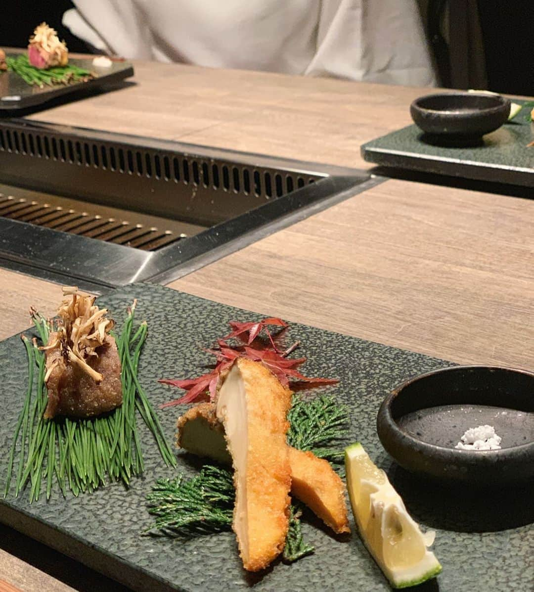 Remiさんのインスタグラム写真 - (RemiInstagram)「splendid dinner @ushigoro_yakiniku 🐂  恒例となりつつある美食会🍽 グルメな @momo.official @kuro_risa に美味しいお店を紹介してもらう大人の夜会🥂✨ 前回のイタリアンに続き今回行ったのは、このメンバーで何度も行っている大好きな焼肉店"うしごろ"の最高峰「USHIGORO S」👑 全室個室の素敵な空間でコース料理をいただきました。 こだわり抜いた究極の食材と旬の松茸も頂き感動の連続でした✨ 美味しい食事に話も尽きずしっかりパワーチャージ💪⚡️ . 今日は子供たちと公園で遊んだりおうちでまったり過ごして、寝かしつけてからのラグビー観戦！🏉頑張れ日本！🎌 また台風が接近中のニュース。 被害がこれ以上広がりませんように。 .  #USHIGOROS #うしごろS #美食会」10月20日 20時00分 - remi_912