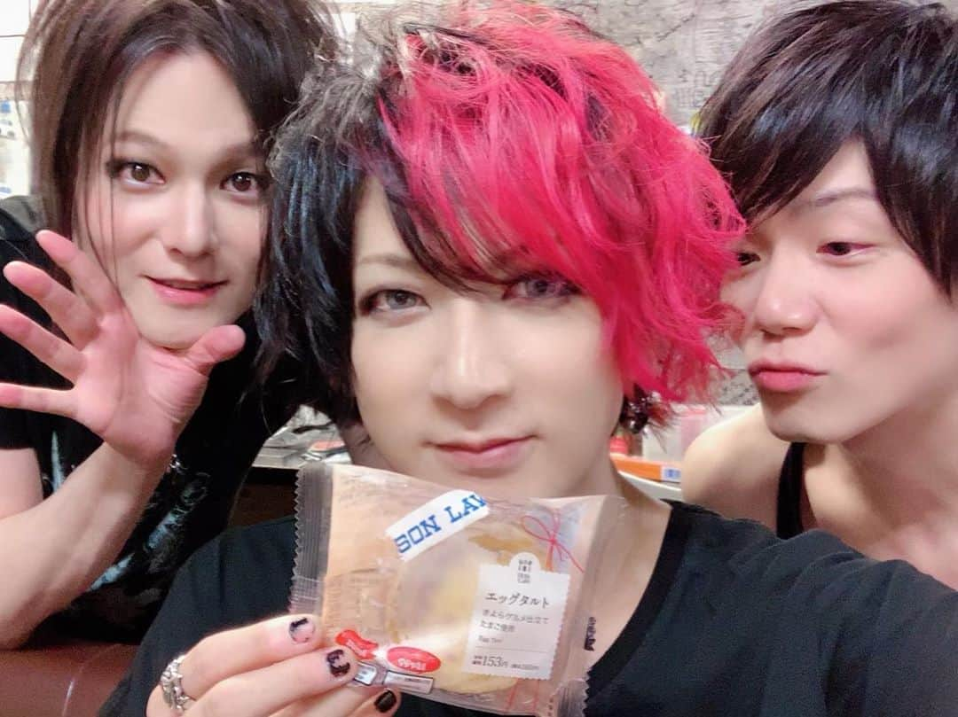 Ikuoさんのインスタグラム写真 - (IkuoInstagram)「レイフラツアー長野CLUB JUNK BOX！無事終了しました！今日も魂込めてベース弾きました！今日も今日しかない最高の景色でした！みんなありがとう！！ #ikuo  #シャドーボクサー目指します #ローソンスイーツ #あたためたらフレンチトーストになったよ」10月20日 20時01分 - ikuobass