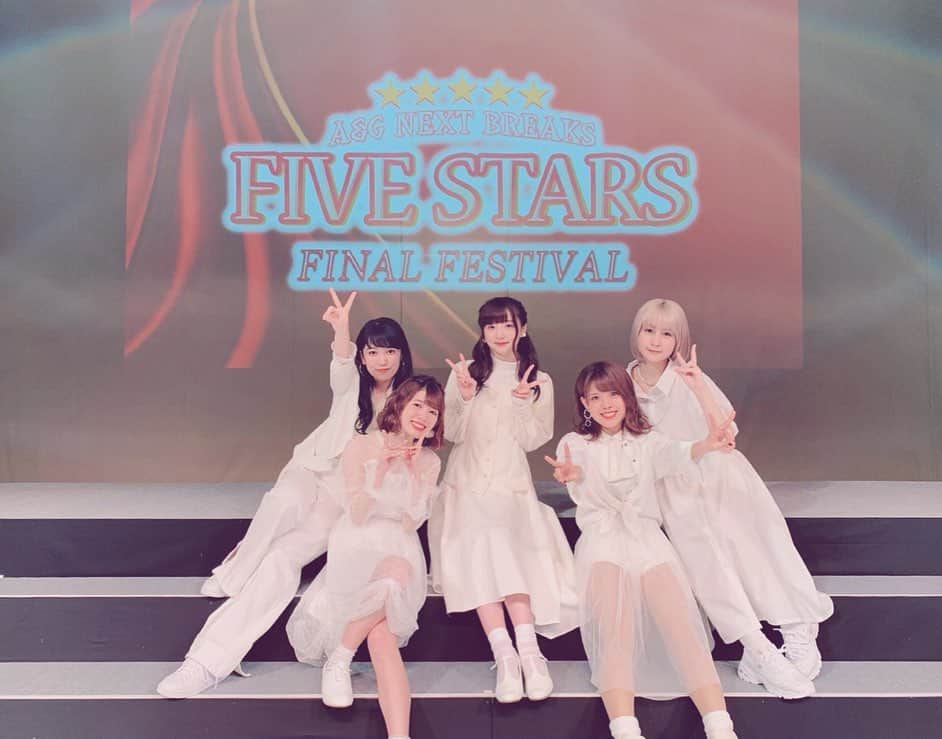 吉田有里のインスタグラム：「#FIVESTARS FINAL FESTIVAL タイムシフトの視聴期限が間も無くです！﻿ よければ是非、最後まで楽しんでください…💃✨﻿ 皆様への感謝は、イベントの中で全力で述べました。﻿ みんなの心に届いてるといいなぁ。﻿ ちゃんと帯の締めとしての役割を果たせていたらいいな。﻿ ㅤㅤㅤㅤㅤㅤㅤㅤㅤㅤㅤㅤㅤ﻿ (せっかくだからどこにも話してないこぼれ話をここに書き留めます🖋) ㅤㅤㅤㅤㅤㅤㅤㅤㅤㅤㅤㅤㅤ ﻿ ㅤㅤㅤㅤㅤㅤㅤㅤㅤㅤㅤㅤㅤ﻿ 🌟直前までバタバタすぎたり、問題が多発したりで呆然としていた私に、スタッフさんたちが根気強く、諦めず付き合ってくださった。﻿ めちゃめちゃありがたかった😭😭﻿ 本当に本当に感謝しかない…。﻿ ﻿ 🌟五芒星の収録で大号泣。﻿ メイキング撮影に来てくださっていた薮崎さんも、共に大号泣😂笑﻿ 最後のコメント撮影でも、泣きながら、声が入らないように口を押さえて一生懸命カメラを回してくれる薮崎さんに、またつられ泣く私でした。﻿ ﻿ 🌟私服衣装をせりあちゃんとみなみちゃんがめっちゃ褒めてくれた👗👠﻿ 佐藤さんもかっこいい！と褒めてくれた✌️ ルンルンでステージに立った(ちょろい)﻿ ﻿ 🌟霞さん、すごくね？﻿ ﻿ (何かまた思い出したら、こっそりここに書き足そう。笑)﻿ ﻿ #ag_5stars #FIVESTARS #黒沢ともよ ちゃん #深川芹亜 ちゃん #田中美海 ちゃん #松田利冴 ちゃん #吉田有里 #ゆーきち組長」