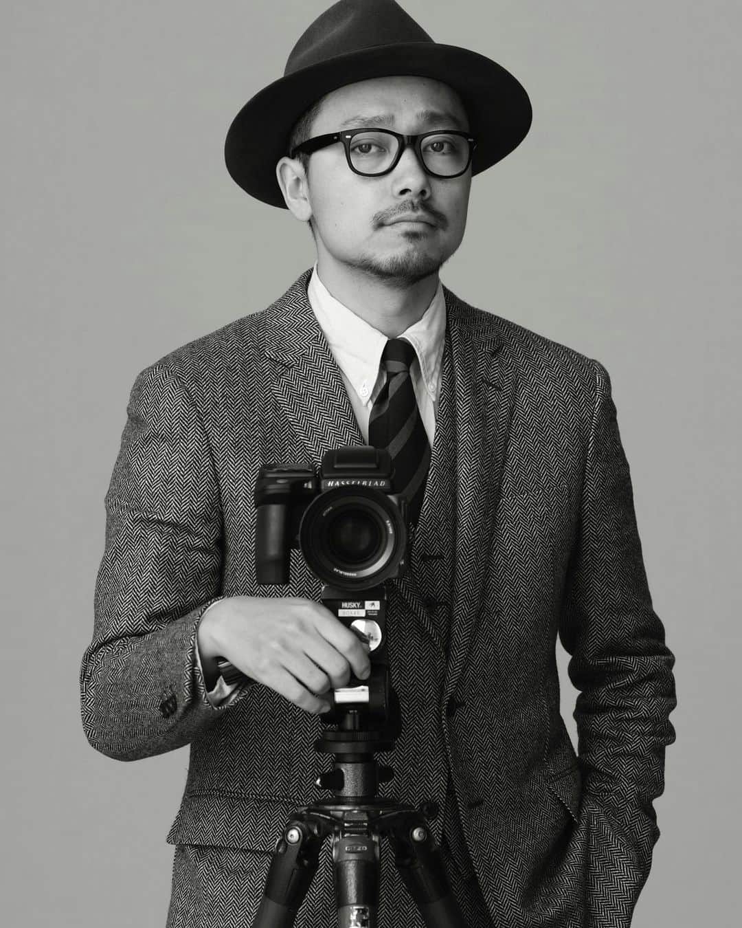長山一樹のインスタグラム：「ハッセルブラッドの学校 「SKOLA HASSELBLAD」 来週10/27(日) 締め切りまで後6日！ ハッセルブラッド 主催による中判カメラ口座を開催します。去年講義した内容をさらに精錬し、よりプロを目指す方に特化した1日集中(10時〜17時)プログラムに加え、トップクラスのフォトグラファーがよく使用するスタジオ @gosees_studio で開催します。 午前中は「プロフェッショナルフォトグラファーの存在意義」と題して、自らの経験からプロになる上で必要な物事をトークセッション形式で行い、午後からは第一線で活躍するモデル、スタイリスト、ヘアメイクをゲストで招き、ファッションシューティングの撮影現場を再現し、実際に自らの撮影スタイルを実演します。このような機会は二度とないかもしれませんのでご応募お待ちしております。詳しくは @hasselblad.japan のプロフィールリンクからご確認ください。 #ハッセルブラッド #hasselblad #中判カメラ #kazukinagayama #長山一樹」