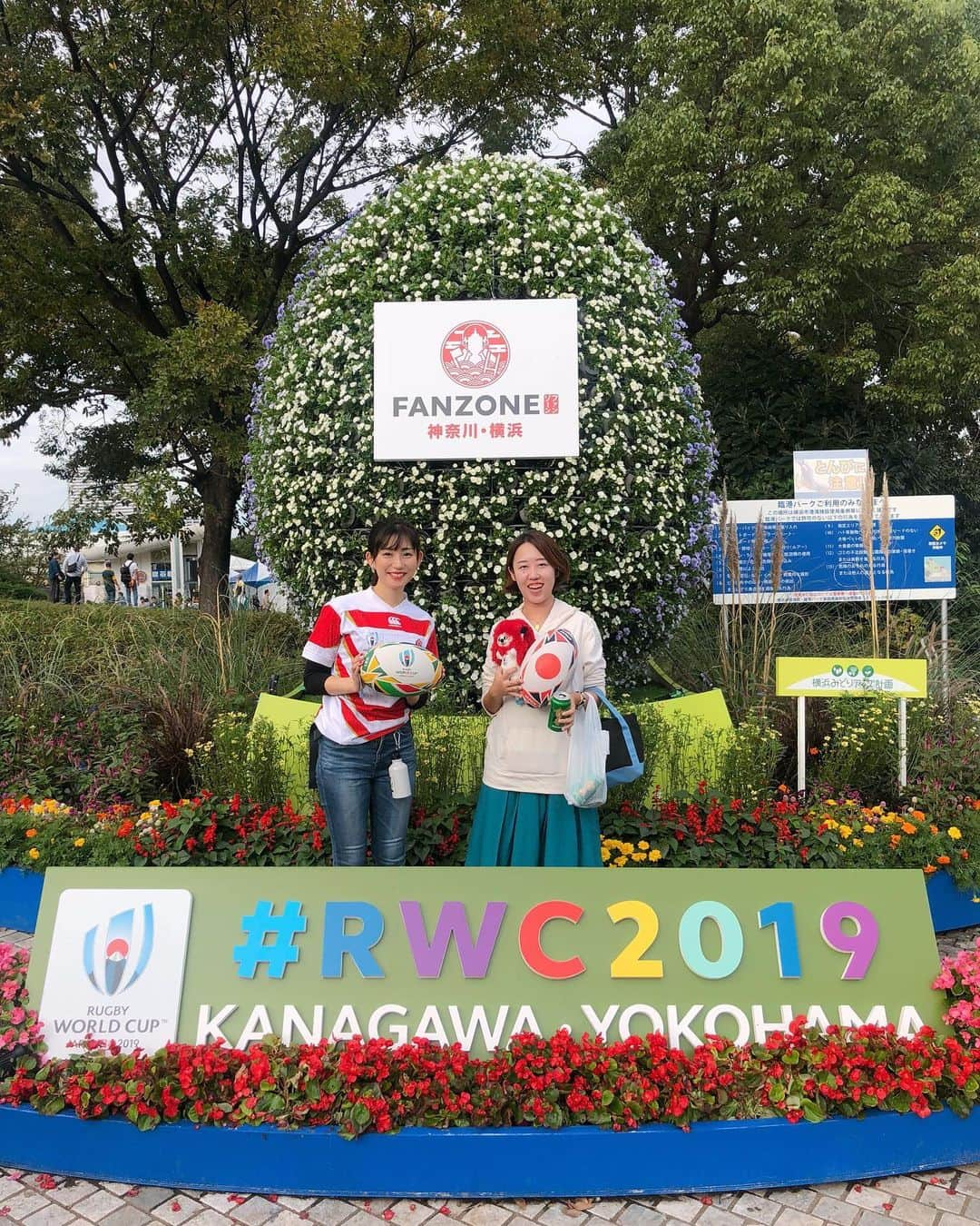 佐々木瞳さんのインスタグラム写真 - (佐々木瞳Instagram)「【日本vs南アフリカ🏉✨】 ・ 今日は横浜ファンゾーンで観戦中💕前半から大興奮‼️‼️‼️✨ ・ 南アフリカのタックルやスクラムの強さにも驚愕しまくりだけれど、 日本も強靭な粘り強さでチャンスを創り出して前半🇯🇵3vs5🇿🇦😆😆 ・ いける、いけるぞ‼️‼️ がんばれ、じゃぱーん🇯🇵✨ #rwc2019 #ラグビーワールドカップ2019 #日本vs南アフリカ #ラグビー #日本代表 #日本代表ラグビー」10月20日 20時29分 - hitomihappygirl1026