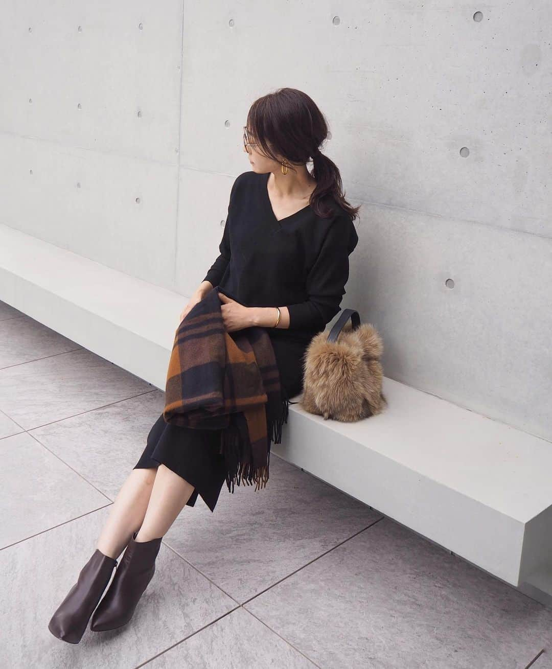 yoko178loveさんのインスタグラム写真 - (yoko178loveInstagram)「#coordinate ． ． 小物から季節をスライド🍂 ． セットアップはミラノリブニット 単品でも使えるセットアップは 秋冬も重宝します♡ ． ． tops&skirt @stylebar.jp  stole  @joshuaelliscashmere  bag  @violadoro_official ． ． #セットアップ #stylebarstyle #joshuaellis #ジョシュアエリス #ファーバッグ #violadoro #ショートブーツ #odetteeodile」10月20日 20時33分 - yoko178love