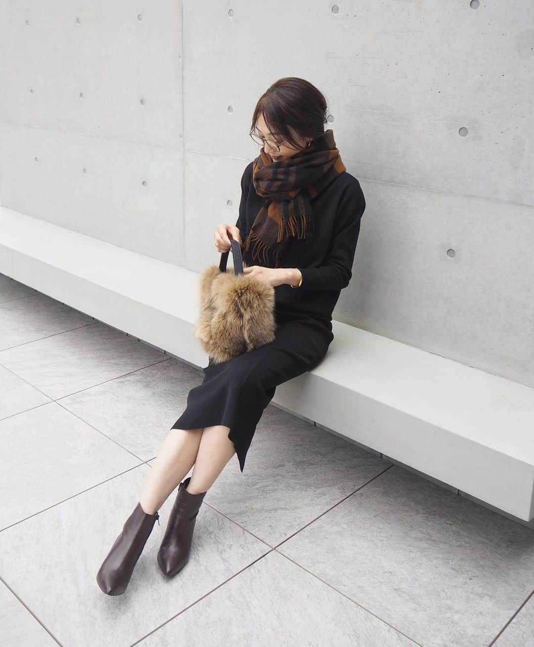 yoko178loveさんのインスタグラム写真 - (yoko178loveInstagram)「#coordinate ． ． 小物から季節をスライド🍂 ． セットアップはミラノリブニット 単品でも使えるセットアップは 秋冬も重宝します♡ ． ． tops&skirt @stylebar.jp  stole  @joshuaelliscashmere  bag  @violadoro_official ． ． #セットアップ #stylebarstyle #joshuaellis #ジョシュアエリス #ファーバッグ #violadoro #ショートブーツ #odetteeodile」10月20日 20時33分 - yoko178love