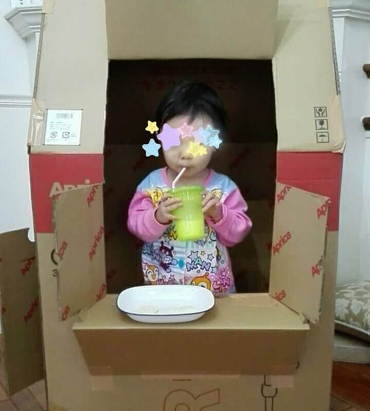 妃咲せあらのインスタグラム：「じーじの作ってくれた段ボールハウスでモーニング🍴 #アンパンマンパジャマデビュー #1歳9ヵ月」