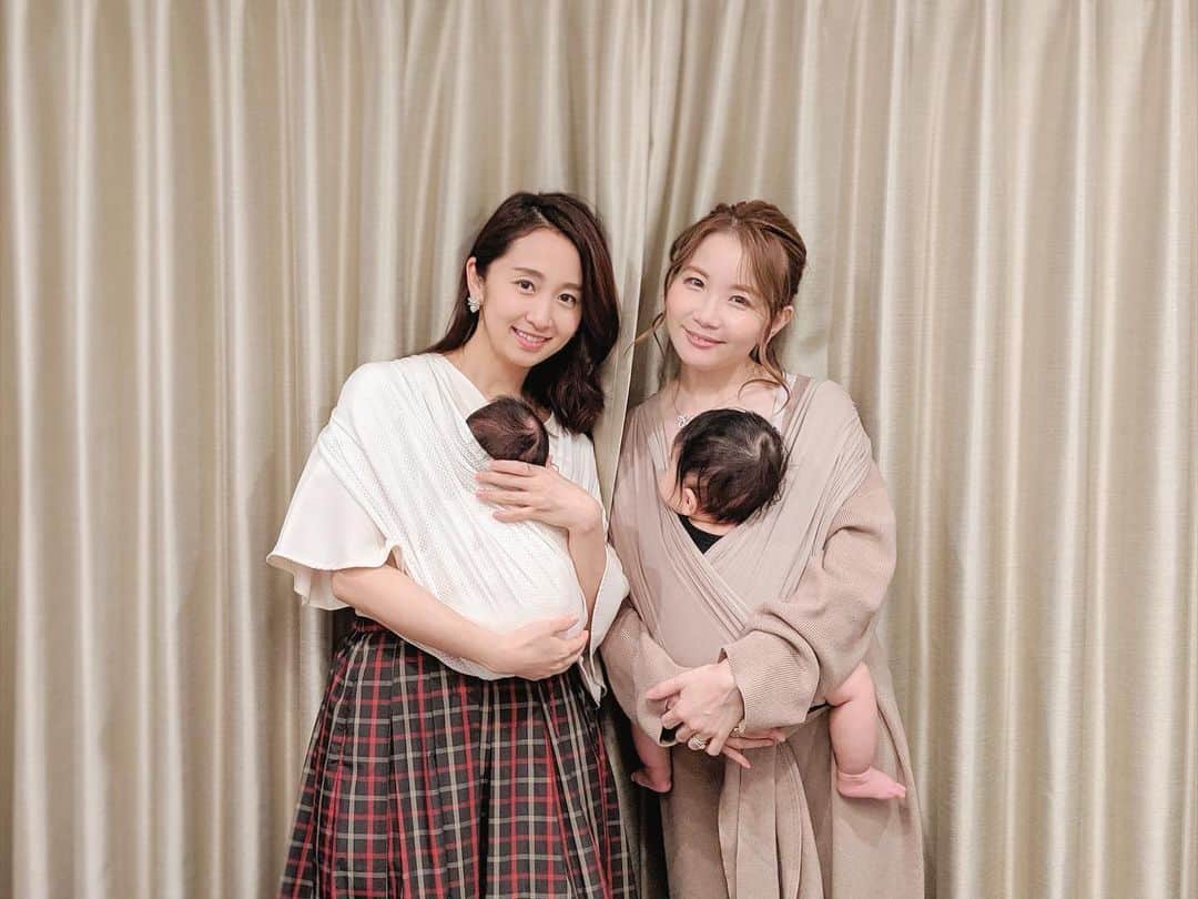 小野恵美のインスタグラム：「我が家にゆっこちゃんが遊びにきてくれました💕🏠 やっと会えたねってハグ♡ 本当に楽しかったし嬉しかった😊 息子くんと一緒にありがとう！  産後久しぶりにメイクしたり、パジャマ以外のお洋服着ました😂笑 スカートは @sylph_official  の秋物🍁ブラウンチェックが可愛い❤️ #ママ #女の子ママ #0歳児 #産後 #赤ちゃん #baby #産後 #bonnsylph #ボンシルフ #秋服コーデ #秋服 #ママコーデ」