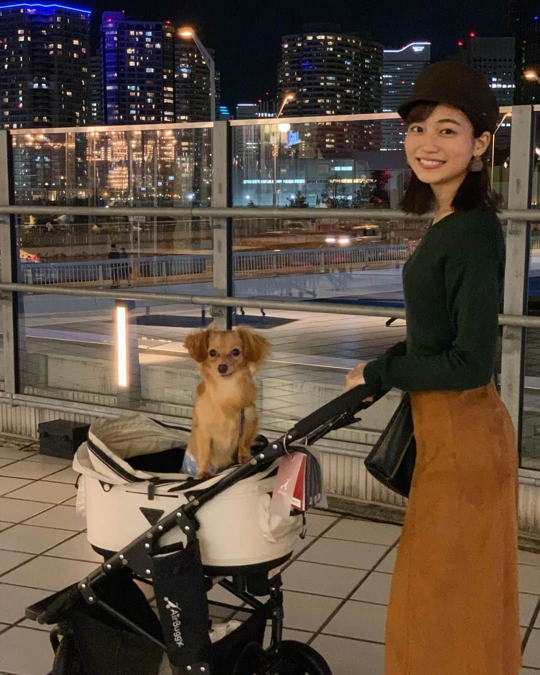 村上奈菜さんのインスタグラム写真 - (村上奈菜Instagram)「ルゥとお出かけ🐶🌙🖤 身体はダックスでお顔はチワワ☺️ #チワックス #犬好き #いぬのいる暮らし」10月20日 20時39分 - murakami__nana