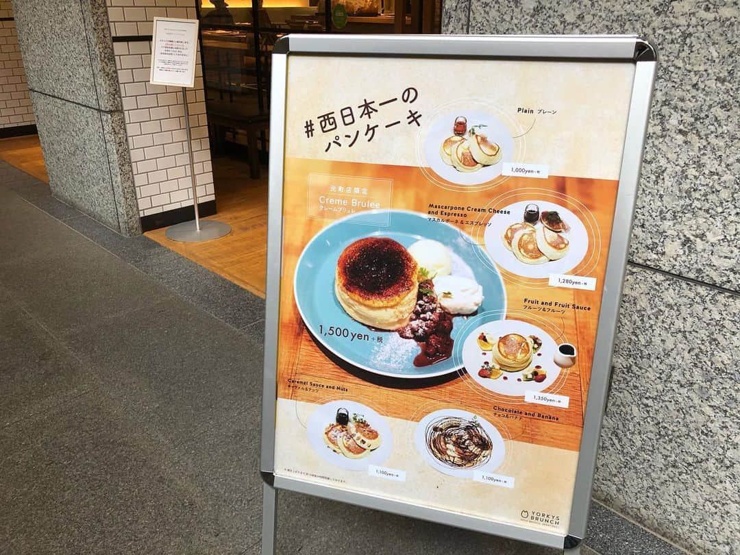 興梠友理さんのインスタグラム写真 - (興梠友理Instagram)「【ヨーキーズブランチ神戸本町店】 クレームブリュレパンケーキ🥞＆生ジンジャエール ・ パンケーキは焼き上がりまで20分以上待ったけど、期待を裏切らない美味しさでした😍 ・ 上の部分はカスタードクリームにザラメをふって炙ってるからカリカリ✨でもパンケーキ本体はふわふわのプルプル💕 ・ ベリー、生クリーム、バニラアイスも添えてるから色々味を変えながら楽しめて、ぺろっと完食しました😋 ・ エッグベネディクトも美味しそうだったなー。 ・ 日曜日の朝10時過ぎに訪問しましたが、3割くらいしか席は埋まっていなかったので、休みの日も朝早い時間は狙い目なのかもしれないですね😉 ・ 神戸の三宮駅からも徒歩10分程度のところにあります。 ・ #この後マウンテンハードウェアカップ観戦に行きました #神戸弾丸日帰りの旅 #ろぎ散歩 #ヨーキーズブランチ #ヨーキーズブランチ神戸元町店 #yorkysbrunch #yorkysbrunch神戸元町店  #神戸グルメ #神戸パンケーキ #西日本一のパンケーキ #🥞 #pancakes」10月20日 20時55分 - yuri_rogi