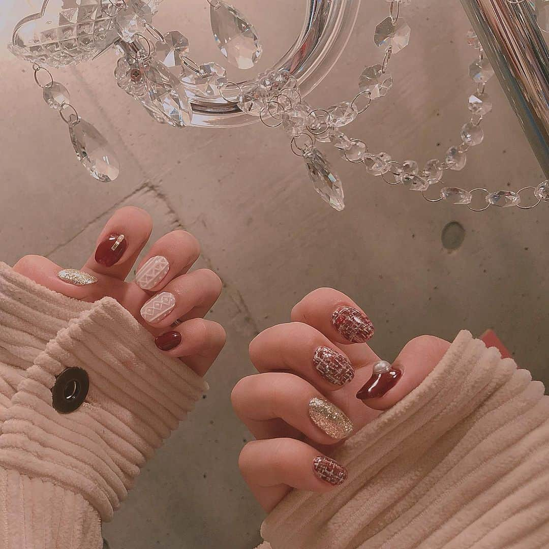 菊地亜美さんのインスタグラム写真 - (菊地亜美Instagram)「new nail🥨🍫 @nailsalon.kurni.ebisu 🌹 タイミング的にフットネイルも替え時だったのでお揃いに🥺💭 ニット、ツイード、ボルドー、ラメ🧶✨ 全部好きなものたち💕 #ニットネイル #秋冬ネイル #フットネイル #ツイードネイル」10月20日 20時55分 - amikikuchi0905