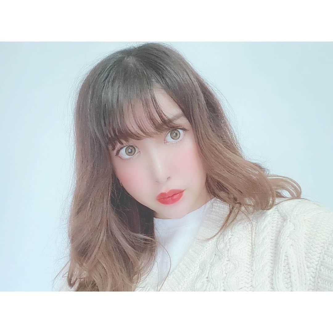 津久江麻由のインスタグラム：「橋本環奈ちゃんの瞳になれる カンナロゼ使ってみた〜💞 . 自然に馴染んで中々他に売ってないカラーで 良きなんだけど、 私の瞳と合わないのか つけたら視界が若干ぼやけちゃう😖 . B.C 8.6 DIA 14mm . . というか髪ぷりんちゃん🦱 . #橋本環奈カラコン #お気に入りコスメ #コスメ大好き #メイク好き #デパコス #コスメ紹介 #今日のメイク  #今日のコスメ #プチプラコスメ #メイク好きさんと繋がりたい #コスメ好きさんと繋がりたい  #メイク動画 #いいね返しは絶対 #おすすめコスメ #コスメ購入品 #コスメ好き #メイク好き #今日のコーデ #今日のコーディネート #本日のコーデ  #ラフコーデ #todayscode #コスメレポ #カラコン #カラコンレポ #韓国好きな人と繋がりたい #カラコンレビュー #カラコン着画」