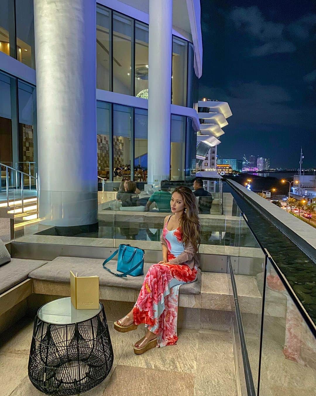 のインスタグラム：「#conrad#conradhotel#clounge#5starhotel#cafe#nightcafe#manila#vacay#trip#longhair#longdress#divaboutique#ootd#dressstyle#photogenic#genic_manila#iPhone11pro#genic_philippines#lounge#longdress#summerdress#コンラッド#ラウンジ#マニラ#女旅#女子旅#フィリピン#여행스타그램」
