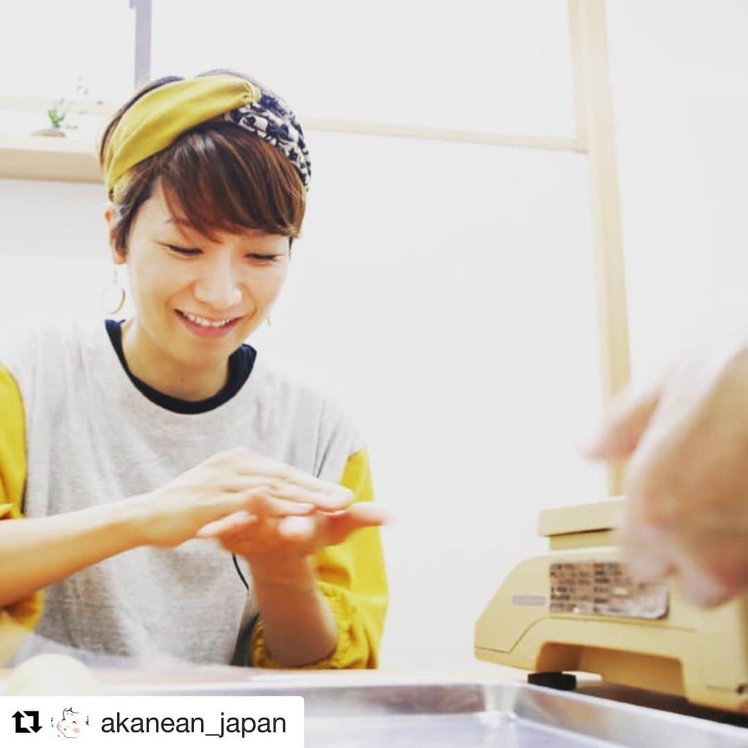 福岡晃子さんのインスタグラム写真 - (福岡晃子Instagram)「このお月見団子がほっぺた落ちそうになるくらい美味しくできた🌝 #Repost @akanean_japan with @get_repost ・・・ ○ あっことあんこのお月見団子﻿ https://www.akanean.com/magazine/7099﻿ ﻿ 秋といえば、お月見。﻿ 収穫祭の意味合いもある行事のため﻿ 9月は芋名月と、10月は栗名月という別名も。﻿ 片見月は縁起が悪いと 二回楽しむのが﻿ 通とされた時代もあったのだそうです。﻿ ﻿ 秋の夜空、月を見上げて。﻿ 少しだけ 一息つけるような、﻿ 一夜になりますように。﻿ #茜庵 #akanean #あっことあんこ #お月見 #だんご #和菓子作り体験 #食欲の秋」10月20日 20時57分 - akikofukuoka_oluyo