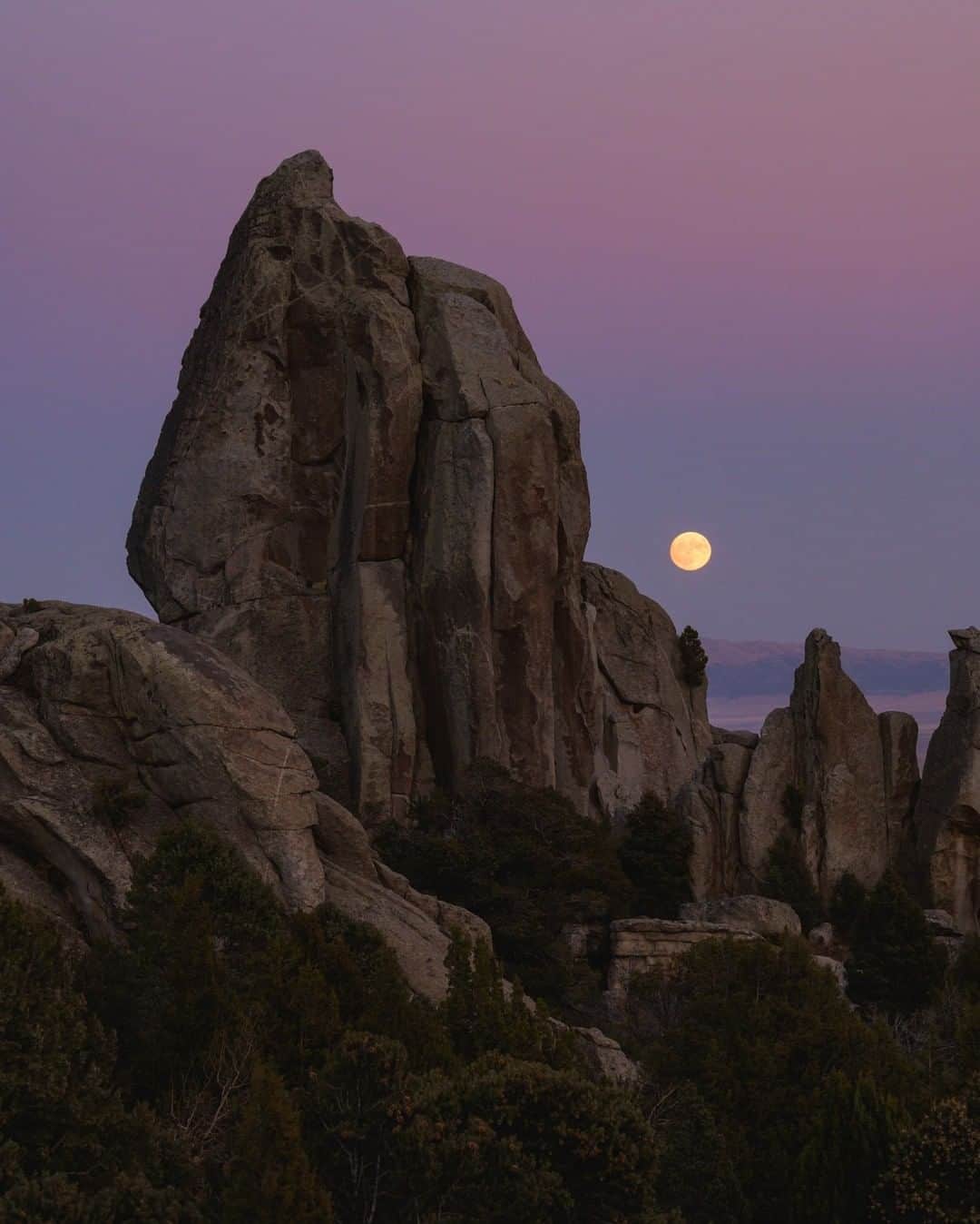 National Geographic Travelさんのインスタグラム写真 - (National Geographic TravelInstagram)「Photo by @taylorglenn | The October hunter's moon rises beyond Morning Glory Spire in southern Idaho. I really love creating images of the full moon in juxtaposition with an interesting landscape. It requires a bit of research to figure out your positioning and then some luck with the weather. I was grateful for a beautiful evening to make this photo! Follow @taylorglenn for more landscapes around the West and beyond. #idaho #huntersmoon」10月20日 20時59分 - natgeotravel