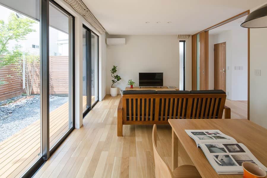 ルポハウス一級建築士事務所さんのインスタグラム写真 - (ルポハウス一級建築士事務所Instagram)「・ ・ ・ ３つの大きな窓、それぞれが額のように庭の緑を収めます。 ・ 明るい空間に合う家具を選び、木目の柔らかい雰囲気に包まれるリビングダイニングです。 ・ ・ ・ ルポハウスの施工事例をもっと見てみたい方は こちらまで☞ @reposhouse ・ #ルポハウス は#ちょっとかっこいい家 を"友人のために"という思いでつくっています。 ・ 一生に一度の#マイホーム。 「あなたにしかできない」×「ルポハウスだからできる」で、私たちだけの#家づくり を思いっきり楽しんでみませんか？！ ・ ・ ・ #家 #インテリア #住宅 #注文住宅  #ライフスタイル  #新築一戸建て #住まい #シンプルな暮らし #デザイナーズ住宅 #一級建築士事務所 #設計事務所 #myhome #house #instahouse #design #滋賀 #大津 #草津 #栗東#リビング #リビングインテリア」10月20日 21時00分 - reposhouse