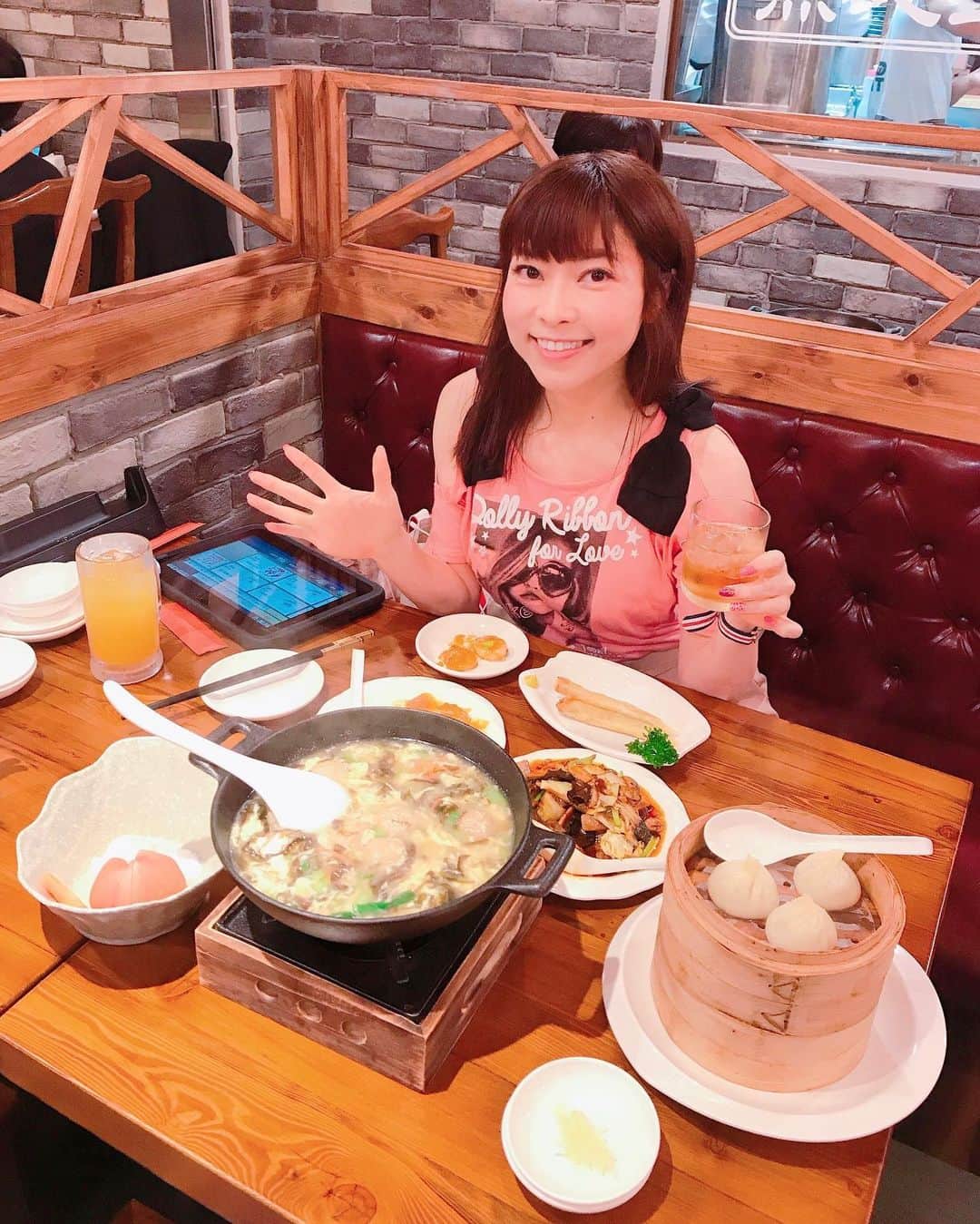 のインスタグラム：「やっほー❤️こんばんは❤️ 今夜はJR蒲田駅に、この夏オープンしたばかりの、「東京情熱名点 点心専門店」に点心ディナーへ行ってきましたぁ💗 . .  中華料理や、小籠包など、メニューがとても豊富でどれを食べようか迷うのも楽しい❤️(o^^o) . .  絶品の海老チリソースや🦐、アツアツの蒸篭に入った小籠包や、海老餃子、牛肉炒めや、スープ、 胡麻団子などどれもとても美味しかったでーす❤️ もちもちのこまだんごから、黒ごまソースがジュワーっと出てきて最高でした(o^^o) . .  店内も、シノワズリー（中国っぽい感じ）の雰囲気も取り入れてあり、ゴージャスで気に入りました💗 . . .  蒲田駅からすぐの、アネックスというビジネスホテル1階に入っていまーす！❤️ 蒲田といえば、餃子発祥の地とも言われているくらい点心や中華激戦区ー！❤️ . かなり本格的なお味で、店員さんも話しやすくて大満足でーす❤️ 行ってみてねー！！🎀(o^^o) .  #点心 #今日のコーデ #東京グルメ #グルメ女子　#中華好き #PR #小籠包 #海老チリソース  #蒲田 #蒲田グルメ #中華好き #大田区  #グルメブロガー　#旅インスタグラマー　#今日のコーデ　#今日のファッション #女子会コーデ　#インスタグラマー　#インフルエンサー　#旅ブロガー #グルメ好き　#フィットネス女子 #ブロガー #蒲田駅 #蒲田ディナー #ディナーコーデ #ファッショニスタ #胡麻団子 #蒲田ランチ #グルメブログ #フィットネス女子 #グルメ巡り #食べログ」