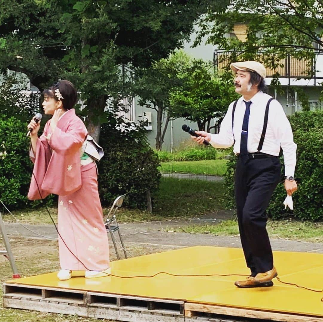 オカノアキラさんのインスタグラム写真 - (オカノアキラInstagram)「本日八幡市男山祭りの総合司会をやって来ました！今年で６年目の恒例行事でございます。今年は演歌歌手の大原かずみさんを迎え大盛り上がりのお祭りでした。出店も沢山出てて楽しい一日でした。 #男山祭り #笑輪の華を咲かせよう会　#大原かずみ #八幡市 #総合司会 #昼ビール #paもやるよ #機材持ち込み #キャロ似顔絵 #娘がDJデビュー」10月20日 21時07分 - nanakuse5