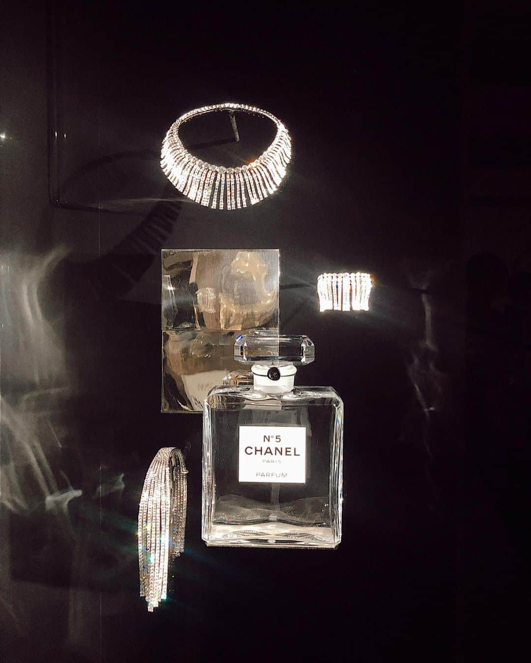 大屋夏南さんのインスタグラム写真 - (大屋夏南Instagram)「CHANEL night 🌹 美しすぎる展示でした✨絶対に行く価値あり❣️期間中にもう一回行きたい🦋 ・ ・ #mademoiselleprive #シャネルマドモアゼルプリヴェ」10月20日 21時13分 - __kana_oya__