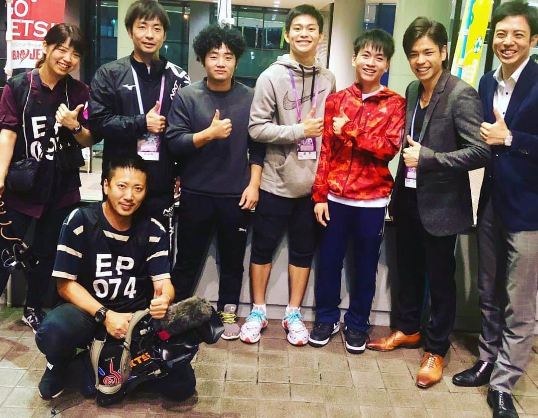 前原竜二さんのインスタグラム写真 - (前原竜二Instagram)「・ 新体操の全日本選手権 男子個人の取材に行きまし‪た。 ・ ひとつひとつの動きが とても美しく 1回勝負の緊張感の中 すべての思いを込めた演技に 心が震えました。 音楽と一体になった演技に 魅了されました。 ・ 鹿児島からは２人の高校生が出場。 大舞台で堂々の演技をしてくれました。 本当に本当に感動しました。 新体操って素敵ですね。‬ ‪#ktstv‬ #れいめい高校 ‪#森園颯大‬ ‪#田窪莉久‬ ‪#奥雄太 監督‬ #みんないい笑顔」10月20日 21時08分 - ktsmaehararyuji