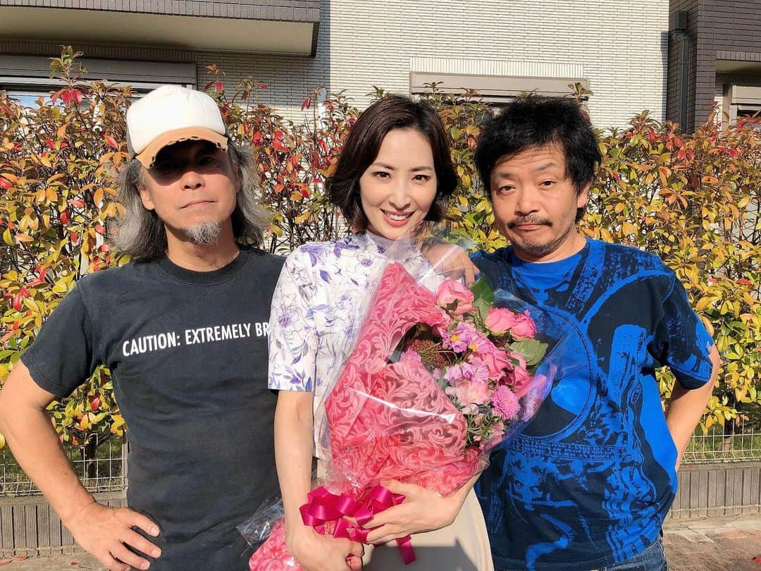 真飛聖さんのインスタグラム写真 - (真飛聖Instagram)「先日から Netflixで配信スタートしている『愛なき森で叫べ』  園子温監督の作品の中で 自分が生きれたこと‥‥ 幸せでした。 これは本当に 大切な出逢いでした。  内容は決して楽しいお話ではなかったし、 とても集中力のいる現場でしたが、 その分 みんなの絆は深まり かけがえのない時間となりました✨ 私も覚悟して 臨んだ作品です。 何が飛び出すか 毎日わからず ハラハラ ドキドキしていました。 不安になる時も正直ありました。 でも 監督を信じて突き進みました。  そんなスリリングな日々を過ごせたこと、みんなで作品を作り上げたことに 今は 喜びを感じています。  人間の闇 、欲望、弱さ、脆さを生々しくも 切なく描いているこの作品‥ 1人でも多くの方に見ていただきたいです☺︎ よろしくお願いします♡  #netflix#愛なき森で叫べ #園子温 監督 #撮影#谷川 さん #真飛聖」10月20日 21時10分 - sei_matobu