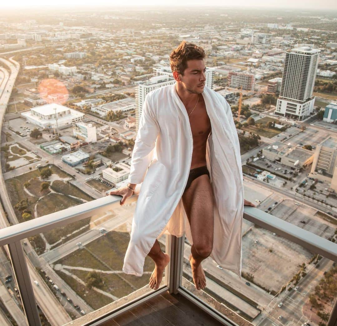 アンドレア・デンバーさんのインスタグラム写真 - (アンドレア・デンバーInstagram)「Robe Sunday at its finest! #enjoy #live #relax 📸 @gabrielegriseri  #miami #miamibeach #florida #robe 🌇☀️」10月20日 21時11分 - andreadenver