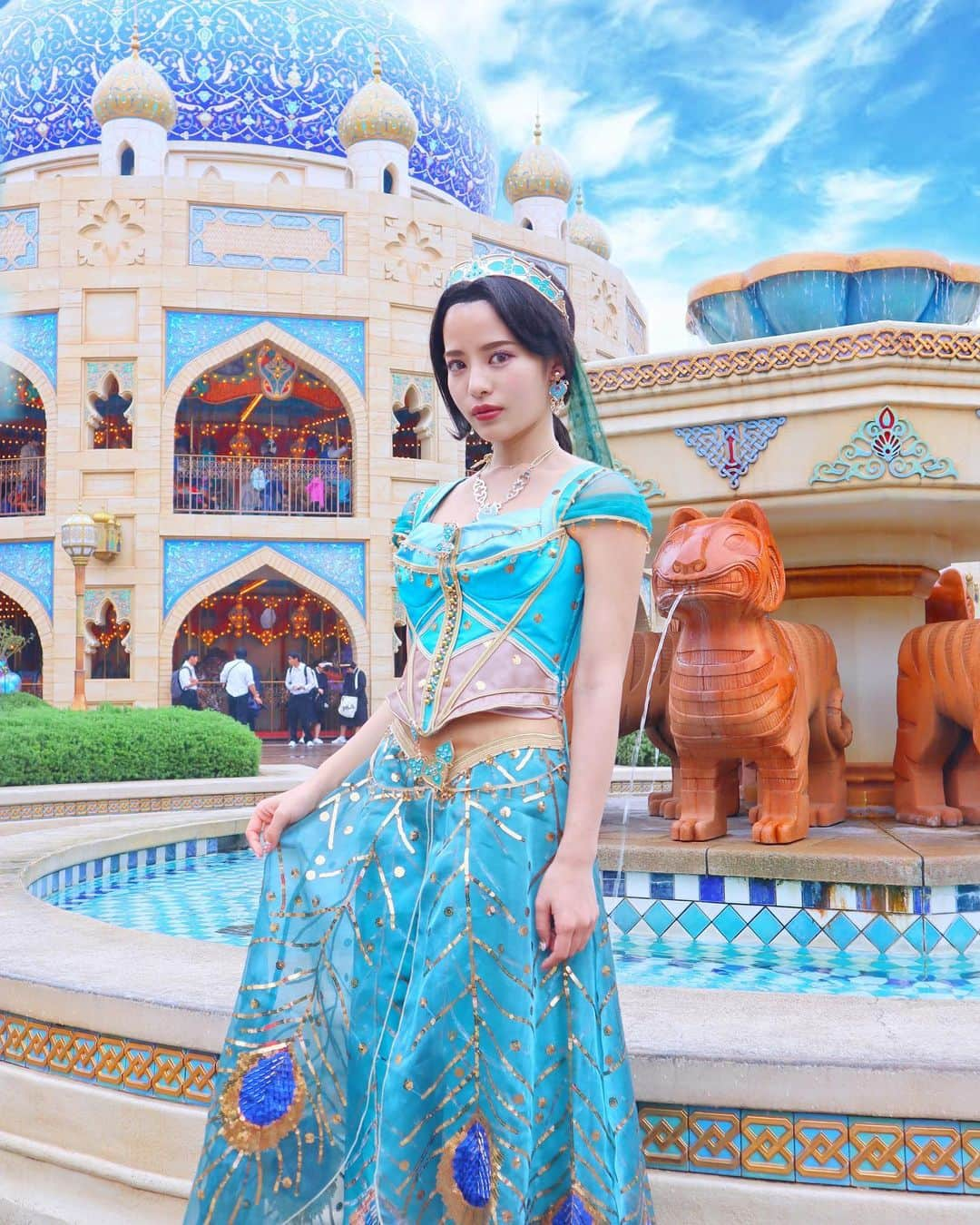 小沼瑞季さんのインスタグラム写真 - (小沼瑞季Instagram)「🕌💟🧞‍♂️🐫💙✨﻿ ﻿ 今年のDハロ仮装は﻿ 実写版ジャスミン💕﻿ ﻿ ﻿ 衣装はsecret honey💙✨﻿ ﻿ 春にもシーハニのワンピも着たんだけど﻿ もう、今年は気分がずっとアラジンで﻿ Dハロでもジャスミンにしちゃった😘﻿ ﻿ メイクも目元はちょっとパープル系にして﻿ 眉毛もしっかり濃いめに描いてみた💄✨﻿ いつもと違う雰囲気になったかな🐯﻿？ ﻿ 何パターンか撮ったのでまた載せるね🙆‍♀️🎶﻿ ﻿ ﻿ ﻿ #tokyodisneysea#disneysea#disneyhelloween#Dハロ仮装#Dハロ#ディズニーハロウィン#secrethoney#Jasmine#aladdin#シークレットハニー#アラジン#ジャスミン#ジャスミン仮装#ジャスミンコーデ#みいきディズニー🏰💞」10月20日 21時21分 - mizukikonuma