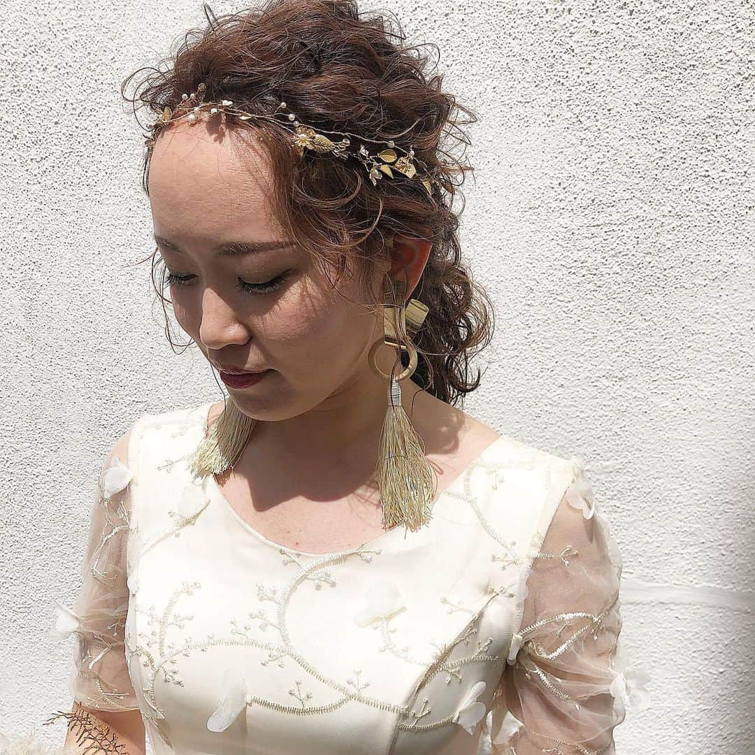 Miki Kajiwaraさんのインスタグラム写真 - (Miki KajiwaraInstagram)「遅くなりすぎた写真。。笑 . りょーちゃんの結婚式パーティーの時に、ヘアさせてもらった写真♡ . 人生の大切な日に選んでくれる幸せ♡ . りょーちゃん、本当にありがとう😊😊 . #kajimagic #ticktock #airline #姫路美容室」10月20日 21時21分 - kajimagic