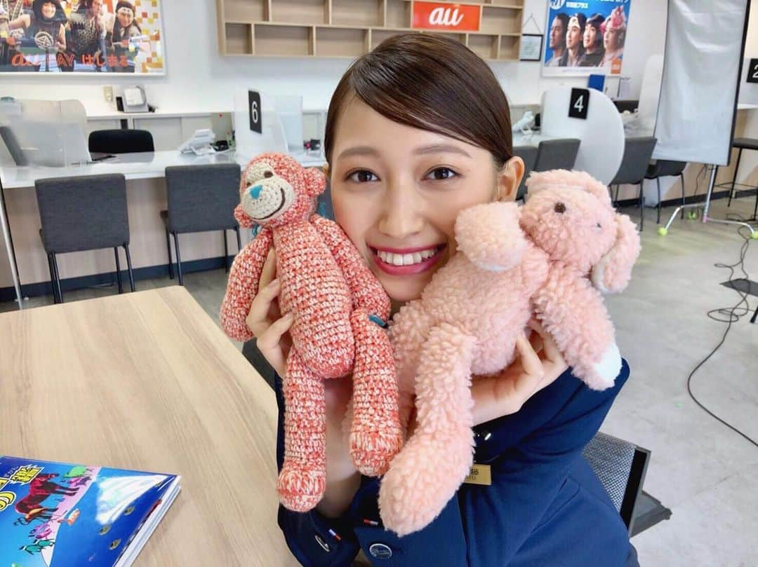 大野いとさんのインスタグラム写真 - (大野いとInstagram)「KDDI auのショップムービーで店長役を演じさせていただきました。YouTubeで見られるのでぜひチェックしてね☺️♡ 現場にあった可愛いぬいぐるみと🧸❤️ #オフショット #au」10月20日 21時15分 - ohno_ito