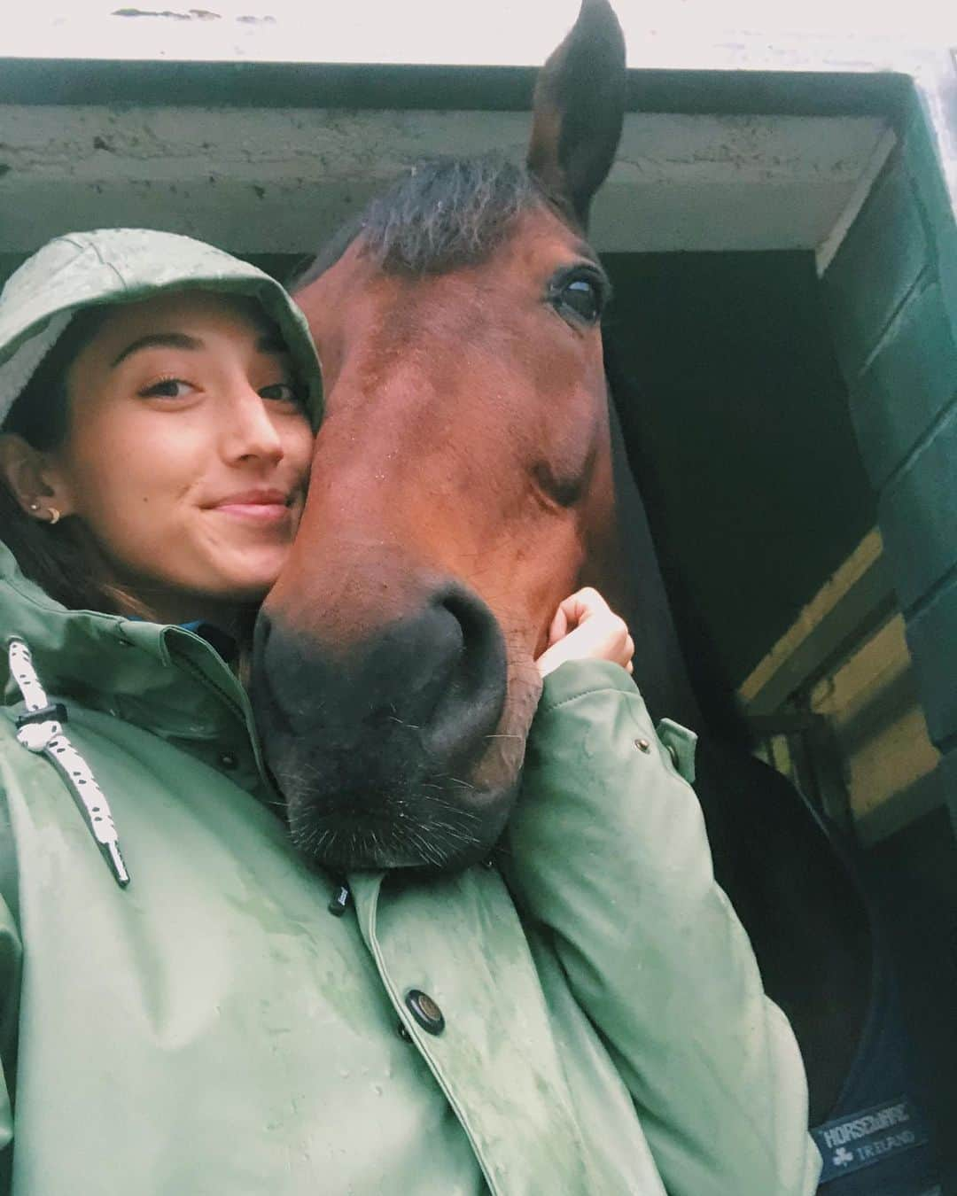 ジュディ舞衣のインスタグラム：「Finishing up tour de Europe with some pony cuddles🦄🇪🇺 🇮🇹 🇪🇸 🇳🇱 🇩🇪」