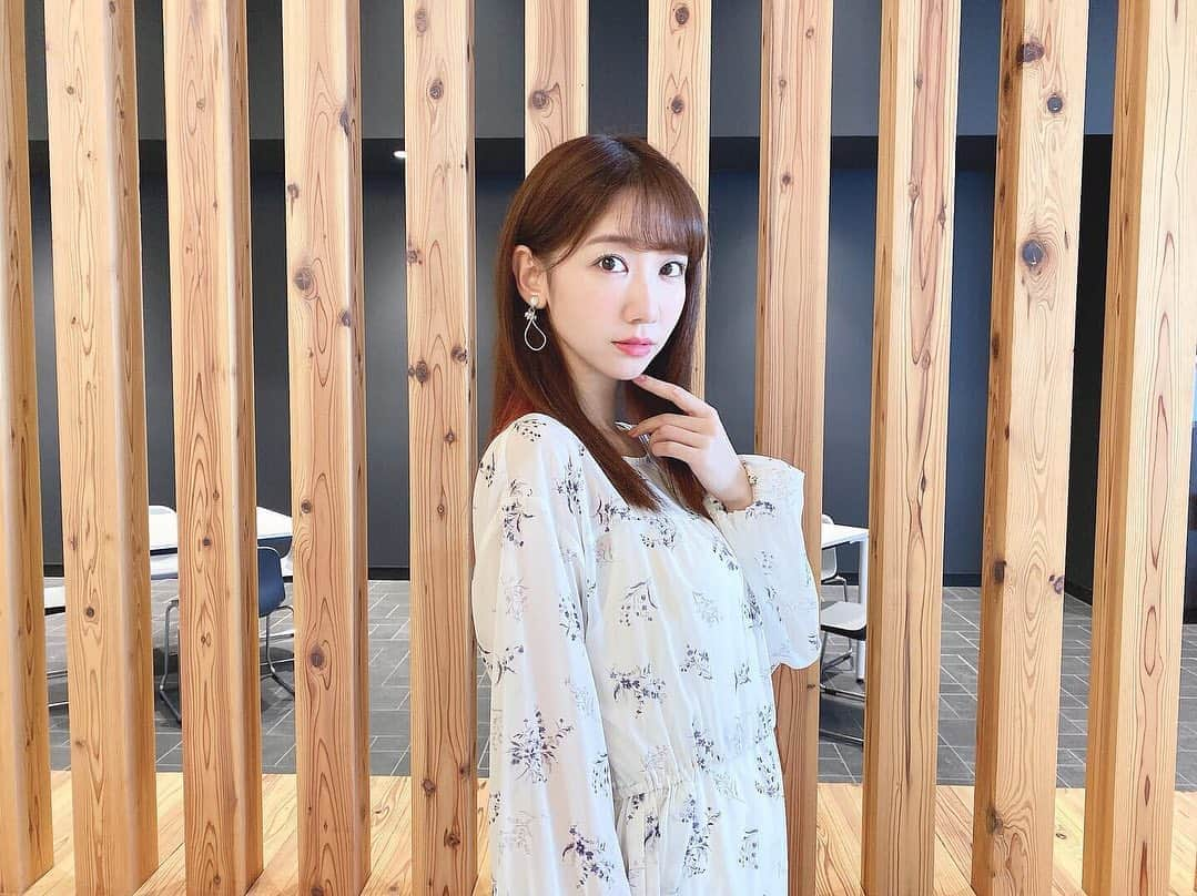 柏木由紀さんのインスタグラム写真 - (柏木由紀Instagram)「. 今日の私服💐 またまたワンピースなのです👗 本日のイヤリングも#lattice 300円...天才...。 握手会ありがとうございました☺️ #mercuryduo .」10月20日 21時17分 - yukikashiwagi_official