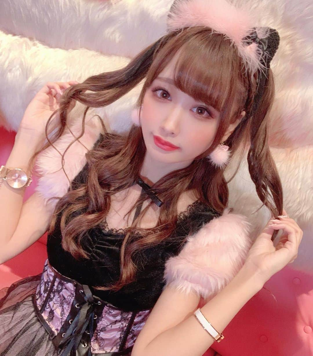 さきぼんさんのインスタグラム写真 - (さきぼんInstagram)「ヘアセットはいつも @hairmakechouette 🖤 . . #kawaii #kawaiimonstercafe #カワイイモンスターカフェ #カワイイ #原宿 #原宿カフェ #cafe #photogenic #インスタ映え #ハロウィン #ハロウィンパーティー #女子会 #ハロパ #halloween #halloweencostume #ハロウィンコスプレ #コスプレ #仮装 #ハロウィン仮装 #猫 #猫耳 #仮装パーティー #量産型 #隠しきれないヲタク #さきぼんハロウィン🎃」10月20日 21時20分 - sakibon69