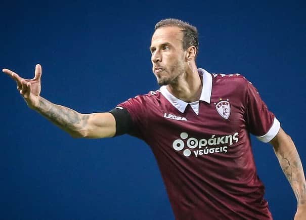 バンゲリス・モラスのインスタグラム：「In the end, you get what you deserve !!! Never Give Up !!! #ael #football #passion #game #respect #nevergiveup #believe #team #family #attitude」