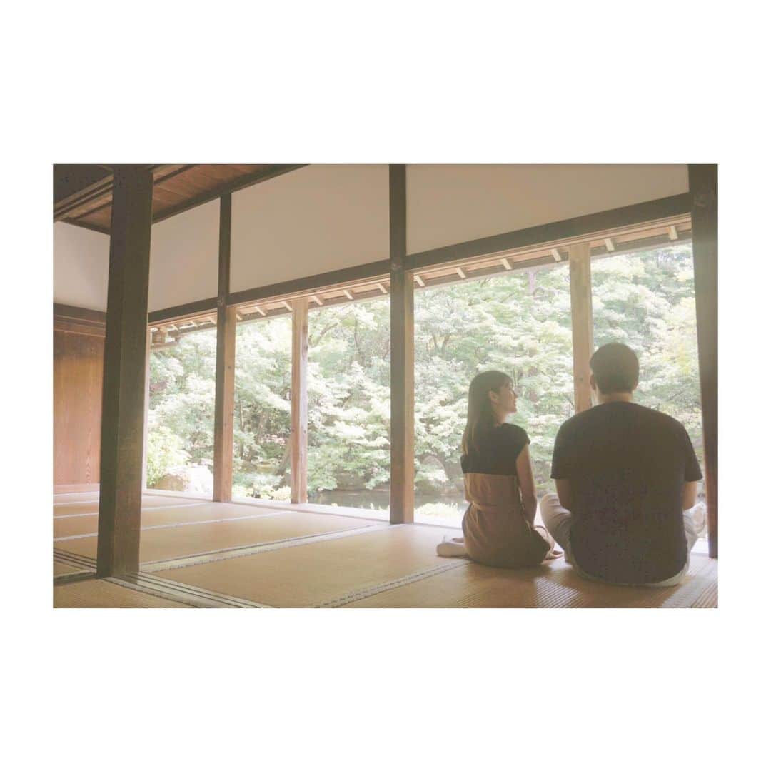 大崎みらいのインスタグラム：「、 #夏 の #京都 、 暑いとは聞いてたけど 想像以上の暑さでした… 溶けるかと思った… 、 お友達ご夫婦と一緒に 京都旅行🥰 いい写真をたくさんありがとう！❤️ 、 これは #蓮華寺 荘厳な雰囲気で、 とてもゆっくりとした時間が 流れてました。 、 、 、 #灼熱 #japan #kyoto #trip #rengeji  #夫婦 #カップル #旅行 #旅」