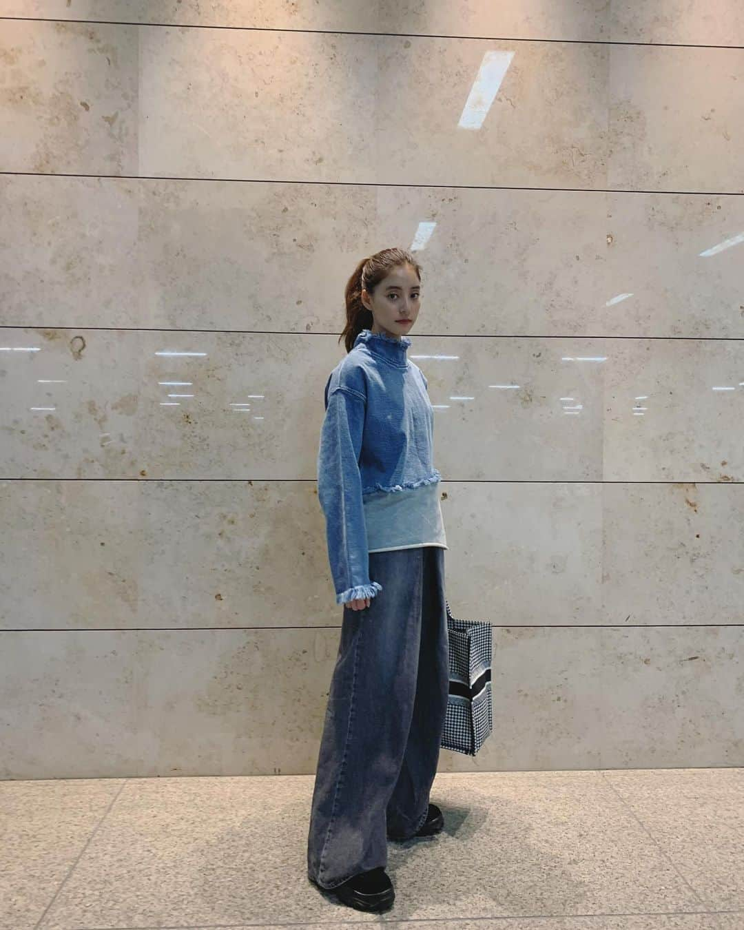 新木優子さんのインスタグラム写真 - (新木優子Instagram)「私服 tops : @amerivintage  bottom : @johnlawrencesullivan_official  shoes : @sly_official  bag : @dior  久しぶりのdenim on denim☺️ 先日best jeanistの発表があったのですが、、 なんと！ ２位にランクインしていました😳 実は３年連続で２位にランクインさせていただいていてすごく嬉しく光栄です☺️ これからも大好きなdenimと共にファッションを楽しみたいです👖  そして、投票してくださった皆様本当にたくさんありがとうございましたすごく嬉しかったです‼︎ #いつかは１位にランクインできたらいいなぁ☺️ #fashion #mystyle」10月20日 21時25分 - yuuuuukko_