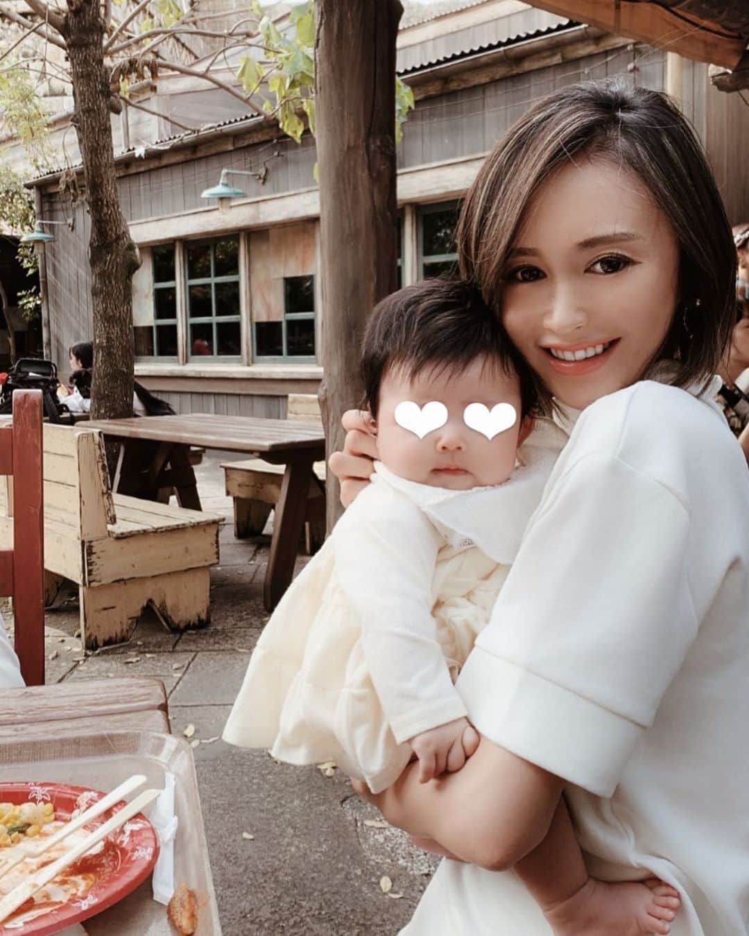asami0510のインスタグラム：「ベビたんディズニーデビュー❤︎ 写真はディズニー感まったく分からずw まだ分からないだろうけどこれからたっくさん色んな物見せてあげたいな👶💕💕 #disneysea #osanpo #お散歩 #ディズニー #ディズニーシー #生後3ヶ月 #女の子」