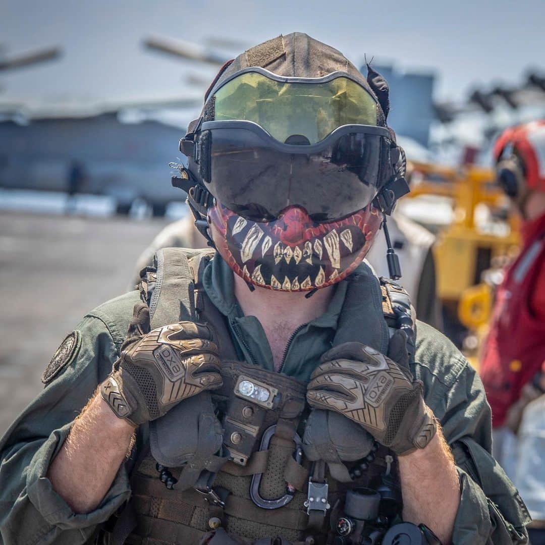 アメリカ海兵隊さんのインスタグラム写真 - (アメリカ海兵隊Instagram)「Sunday Scaries  Cpl. Jose Lopez, a CH-53E Super Stallion crew chief with @evileyes163, stands for a photo during a fast-roping exercise aboard the amphibious assault ship USS Boxer. (@pride_of_the_pacific photo by Cpl. Israel Chincio)  #MEU #Marine #Military #Aviation」10月20日 21時26分 - marines