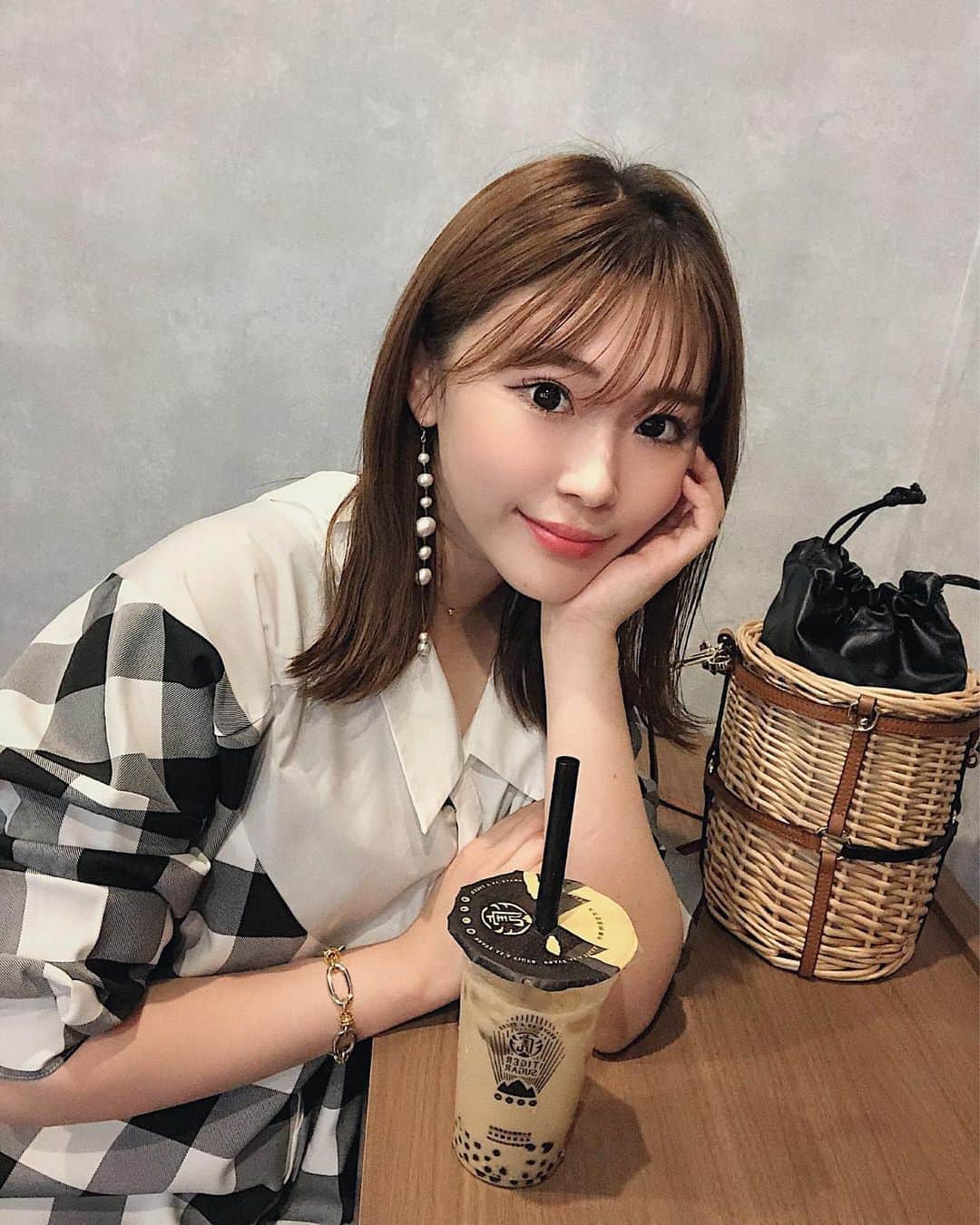 藤川沙弥のインスタグラム：「𓂃𖠚ᐝ﻿ ﻿ 先日大阪にいよいよopenした﻿ @tigersugar.kansai 🥤🧡﻿ ﻿ 韓国でも大人気で気になってたんです🦁⚡️﻿ ﻿ 黒糖ボバ+パールミルク🥛を✔︎﻿ 15回シェイクすると濃厚な味わいになるらしいから﻿ 混ぜ混ぜしちゃうよね♥︎﻿ TIGER SUGARは大粒と小粒まぜまぜなのが﻿ 他のタピオカとは違って食感美味しかった🤤﻿ ﻿ ﻿ ﻿ ﻿ ﻿ 📍大阪市中央区西心斎橋1-6-27﻿ OPEN 10:00〜22:00﻿ ﻿ ﻿ ﻿ #TIGERSUGAR #タイガーシュガー﻿ #タピ活　←使ってみたかった笑﻿ ﻿」