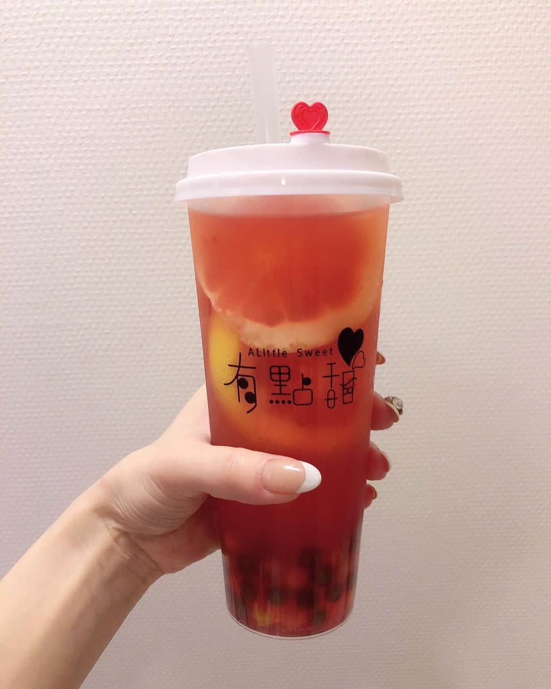高橋沙弥華のインスタグラム：「ピンクグレープフルーツティ❤ カラフルタピオカトッピング💓  フルーツティーまぢでハマってる🤤❤ 癒やし😌  #フルーツティー #カラフルタピオカ #有鮎甜 #タピオカ #タピオカ巡り #タピオカ部 #タピオカ好き #ピンクグレープフルーツ #癒やし #休日」