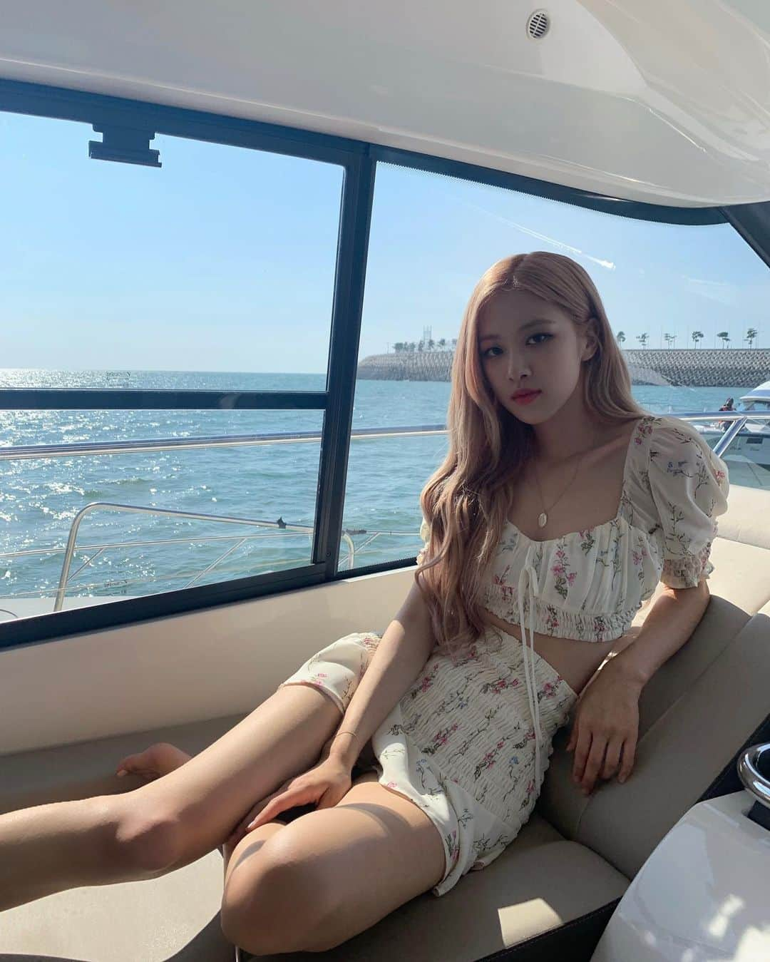 ロゼさんのインスタグラム写真 - (ロゼInstagram)「바다에서봐용 히힣 @perfectworldmobile.kr」10月20日 21時34分 - roses_are_rosie