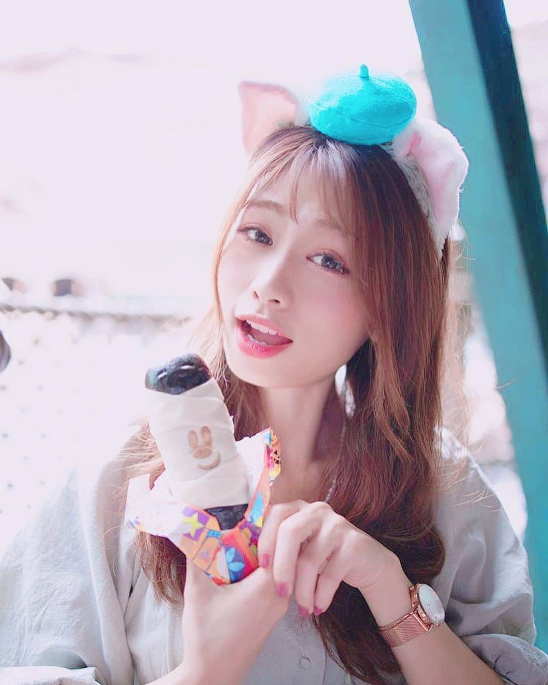 のインスタグラム：「ハロウィンおすすめフード♡﻿ ﻿ 東京ディズニーシーの﻿ ミステリアスアイランドにあるレストラン﻿ 「ノーチラスギャレー」で販売がスタートした﻿ ﻿ “ディズニー・ハロウィーン2019”スペシャルまん（チキン＆ベジタブル）を紹介♡﻿ ﻿ 本当は昨日投稿したかったのに消えてしまったのです再度投稿しますっ♥﻿ ﻿ 人気のギョウザドッグのような、縦長の中華まん❤︎﻿ ﻿ これ肉まんなんだよ♥️﻿ ハロウィン仕様に﻿ ミイラに扮したミッキーがスペシャルまんになっていま﻿ るの〜💗﻿ ﻿ 可愛い🌸﻿ ﻿ ﻿ 中には鶏肉、くわい、キャベツとかの野菜が﻿ たっぷり入ってて、﻿ しゃきしゃきとした食感が楽しめたっ！﻿ 意外とね、お腹に貯まるよ♡﻿ ﻿ 価格600円﻿ ﻿ 販売期間：2019年9月2日から10月31日まで﻿ ハロウィン期間までになってるから食べたい人は﻿ 早めに行かないとハロウィンフードはなくなっちゃうよ😩💕💕﻿ ﻿ ﻿ ﻿ ﻿ ﻿ ﻿ #dハロ #Dハロ #dハロ仮装2019 #dハロ2019 #ディズニーコーデ #ディズニーハロウィン #ディズニーバウンド #ハロウィンディズニー #ディズニー女子 #ディズニーハロウィン2019 #ディズニーフード #ディズニーシー #disneyfood #disneyhalloween #夢の国 #disneysea #l4l #ディズニーグルメ #tokyodisneysea #ハロウィン #ジェラトーニ #ジェラトーニコーデ #ジェラトーニバウンド #ジェラトーニ衣装 #disney #ダッフィーフレンズ #japanesegirl」