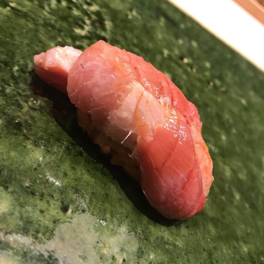 ririさんのインスタグラム写真 - (ririInstagram)「まったり日曜日は 大好きな #お寿司 🍣と 過ごしました❤️😌❤️ すし匠  齋藤美味しかったヽ(；▽；) また行きます‼️‼️ 予約来年しか 取れなかったけど😭 待ち遠しい...💓 うぅ....🤤 #love #happy #sushi #うに #ウニ #寿司」10月20日 21時47分 - riri.ribon