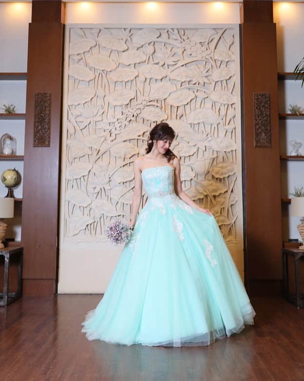 高橋麻美さんのインスタグラム写真 - (高橋麻美Instagram)「式場カメラマンからの写真が来た♥️ #pic#camera#wedding #dress#mint#green#emerald」10月20日 21時47分 - charmy421