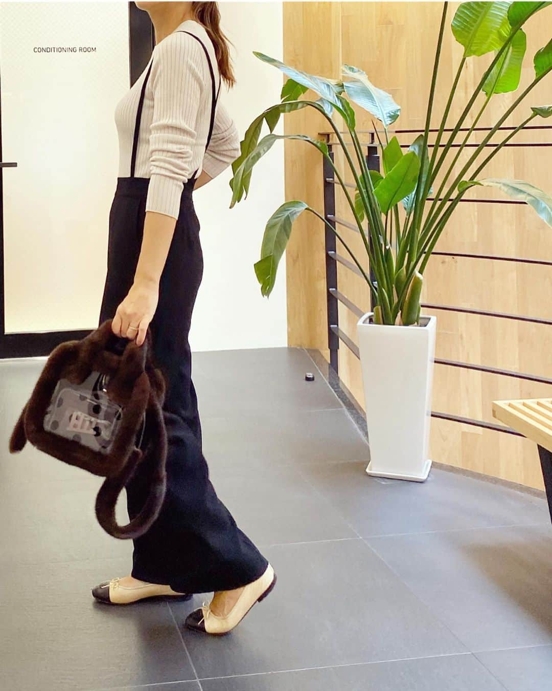 のインスタグラム：「最近お気に入りの格好… コンバースと合わせる事も多いです❤︎ 今日都内は昼間過ごしやすいお天気でしたね☺️ * Tops: #iena  Pants: #estnation  Bag: #ludlow  Shoes: #chanel #fashion #cordinate #casualstyle #イエナ #エストネーション #シャネル #ラドロー #ママコーデ」