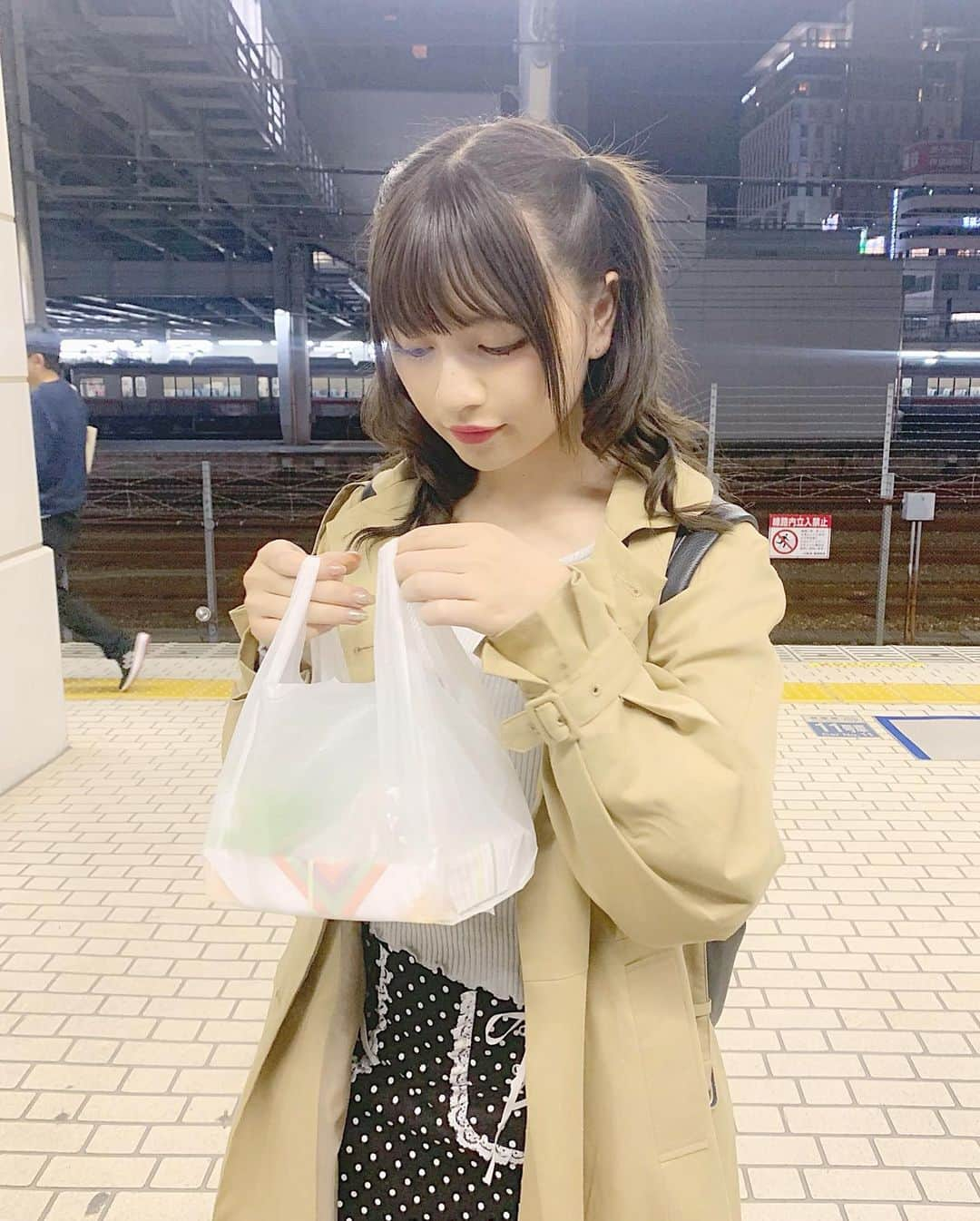 廣川奈々聖さんのインスタグラム写真 - (廣川奈々聖Instagram)「･﻿ ﻿ ﻿ いなり寿司を持って東京に帰ってきました🍼🐶 ﻿ 愛知、次は12月のツアーで会おうね！❤︎︎💭 ﻿ ﻿ ﻿ ﻿ #髪ぼさぼさ #見ないで〜 ߹𖥦߹」10月20日 21時41分 - nanaseven7_u_u