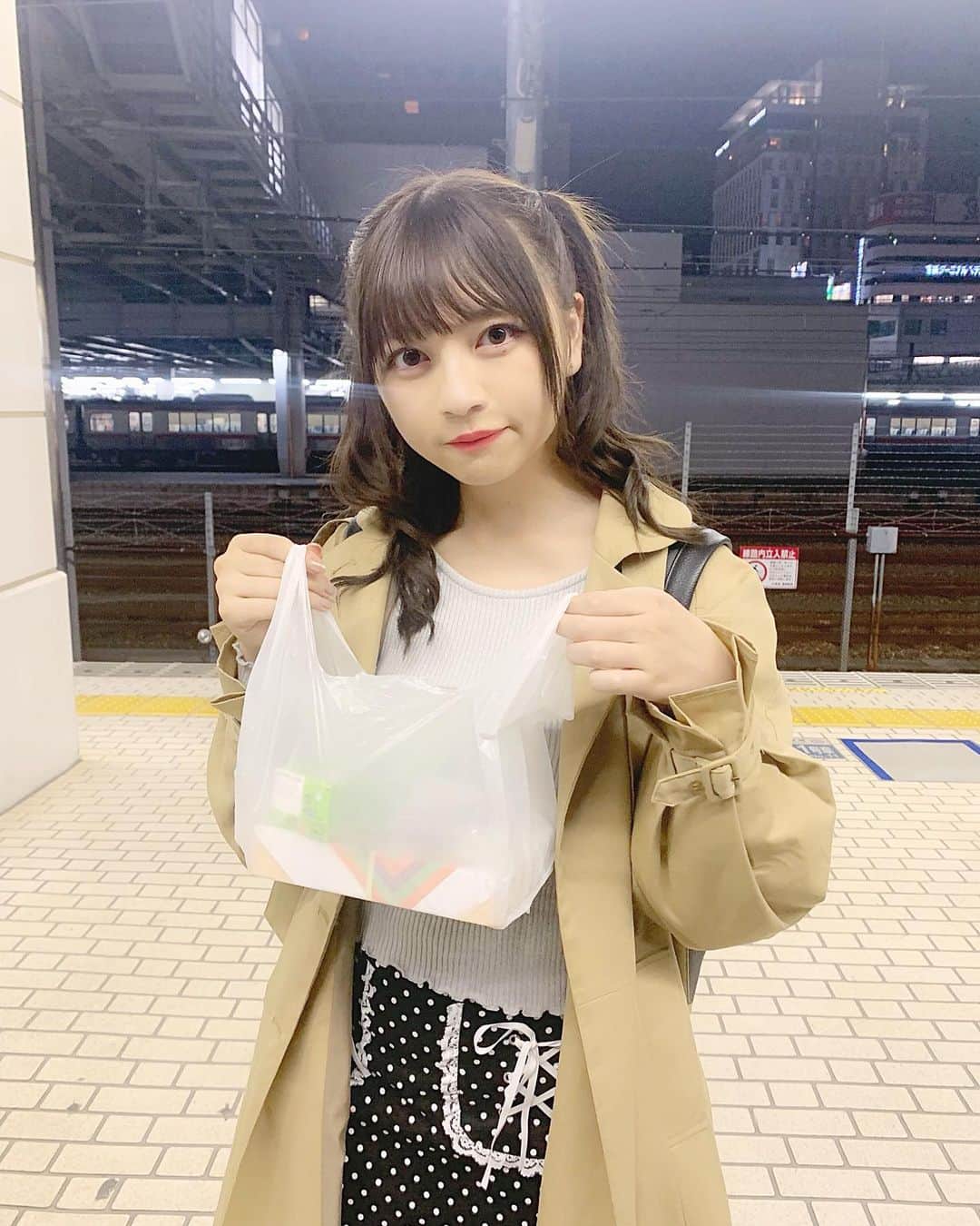 廣川奈々聖のインスタグラム：「･﻿ ﻿ ﻿ いなり寿司を持って東京に帰ってきました🍼🐶 ﻿ 愛知、次は12月のツアーで会おうね！❤︎︎💭 ﻿ ﻿ ﻿ ﻿ #髪ぼさぼさ #見ないで〜 ߹𖥦߹」