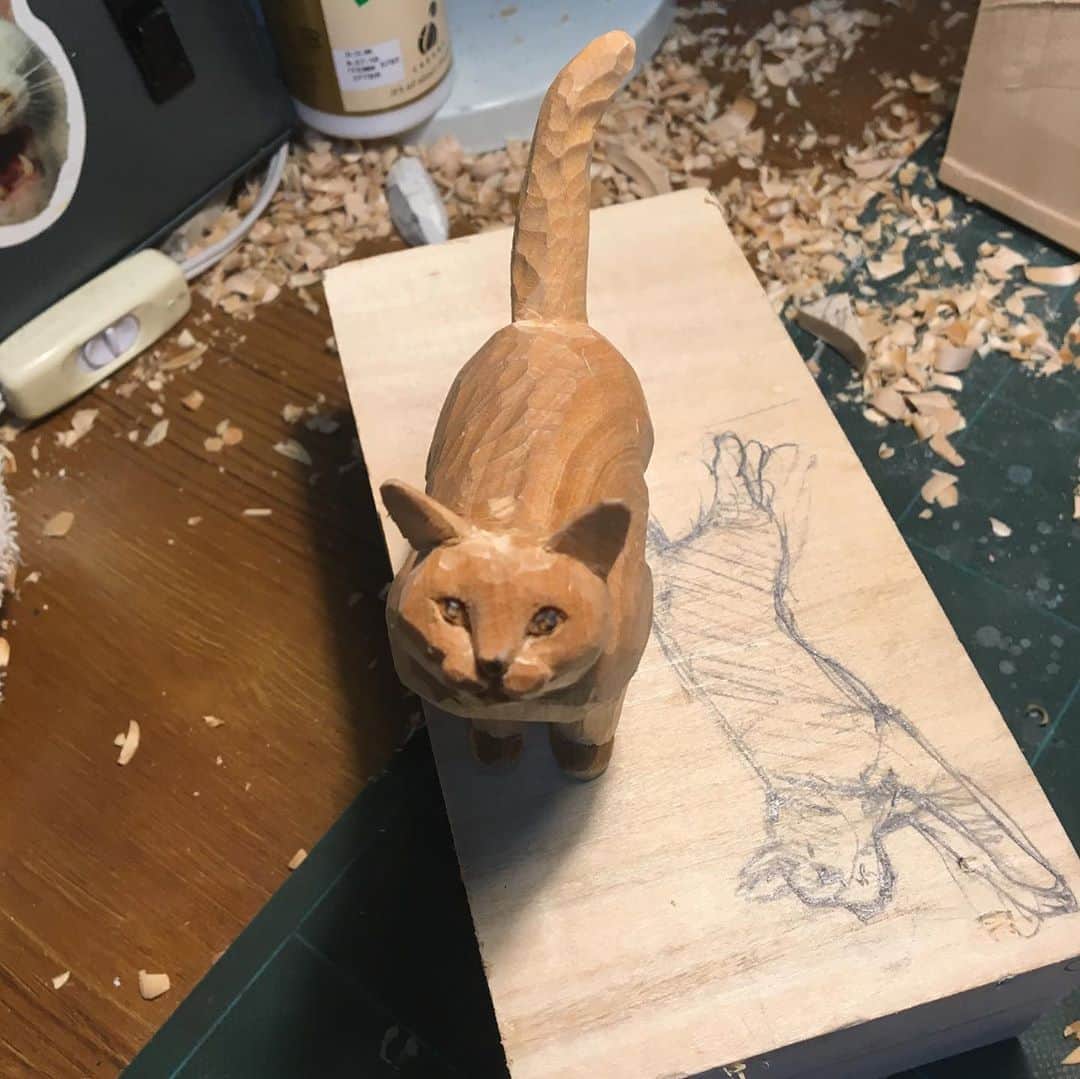 yamanekoのインスタグラム：「こういう事でした。 見つめ合う2人 フーーーーッ！  #ねこ #ねこ部 #彫刻 #猫の彫刻 #sculpture #woodworking #woodcarving #バンナイリョウジ」